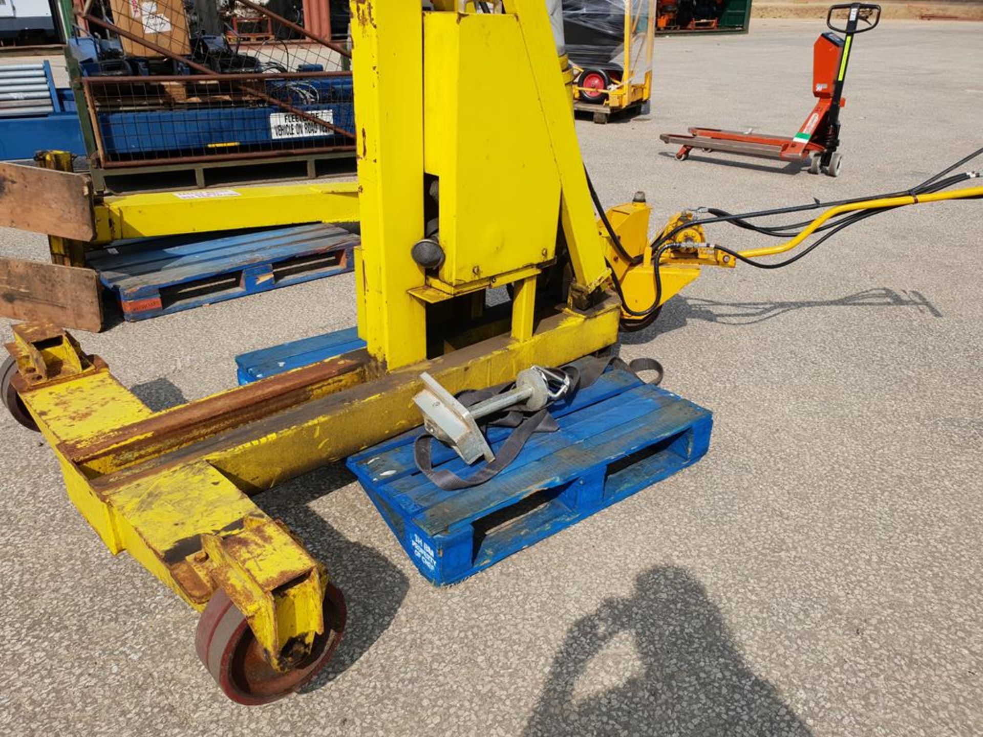 * 5 Tonne Hydraulic Vehicle Hoist. A Crypton Triangle 5 Tonne Capacity Hydraulic Vehicle Hoist s/n - Image 5 of 6