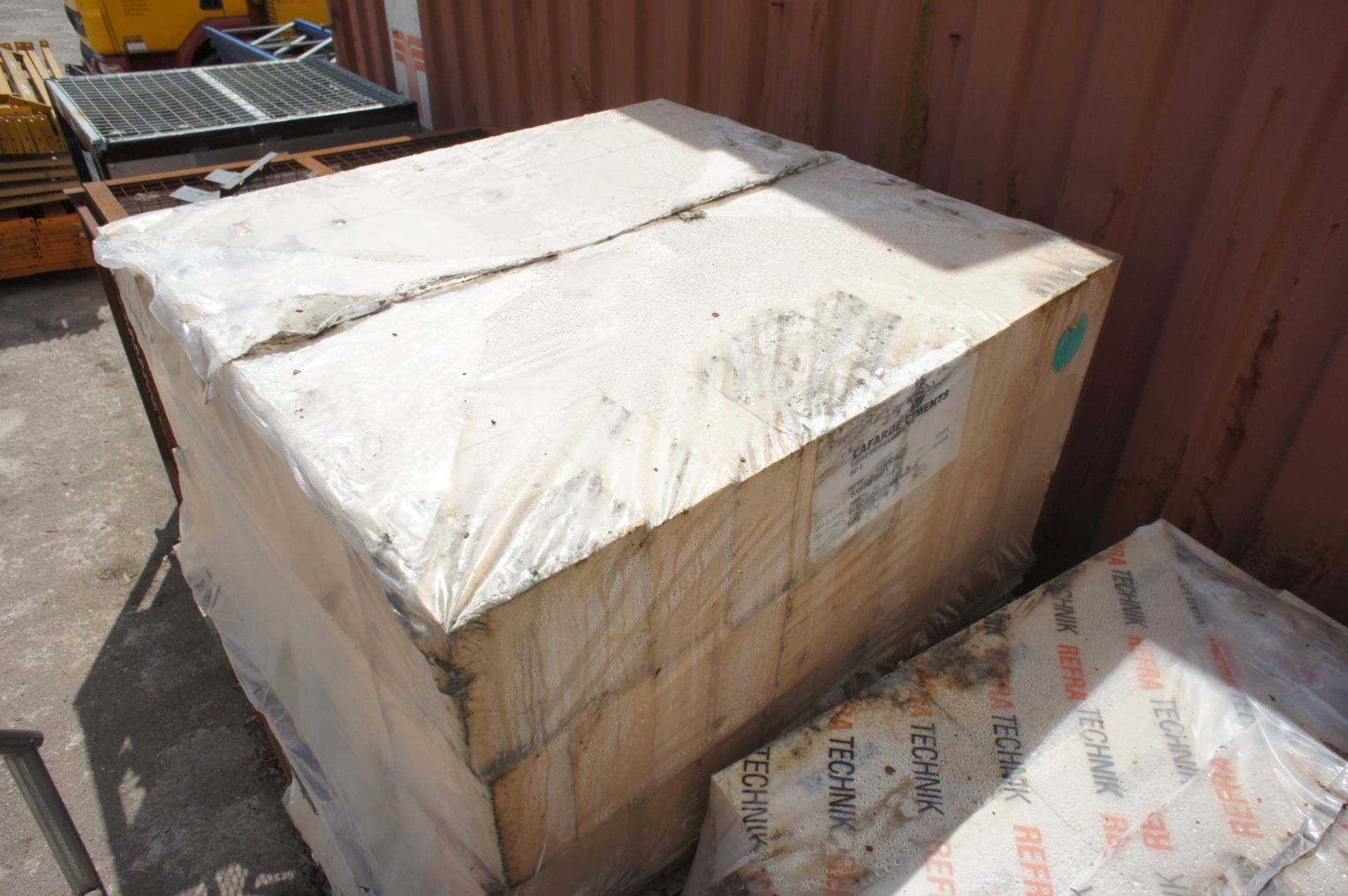 * Quantity of large refractory bricks, to 17 pallets - Image 4 of 7