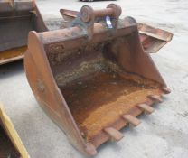 * 4.5ft Digging Bucket with cutting edge to suit 20 ton excavator