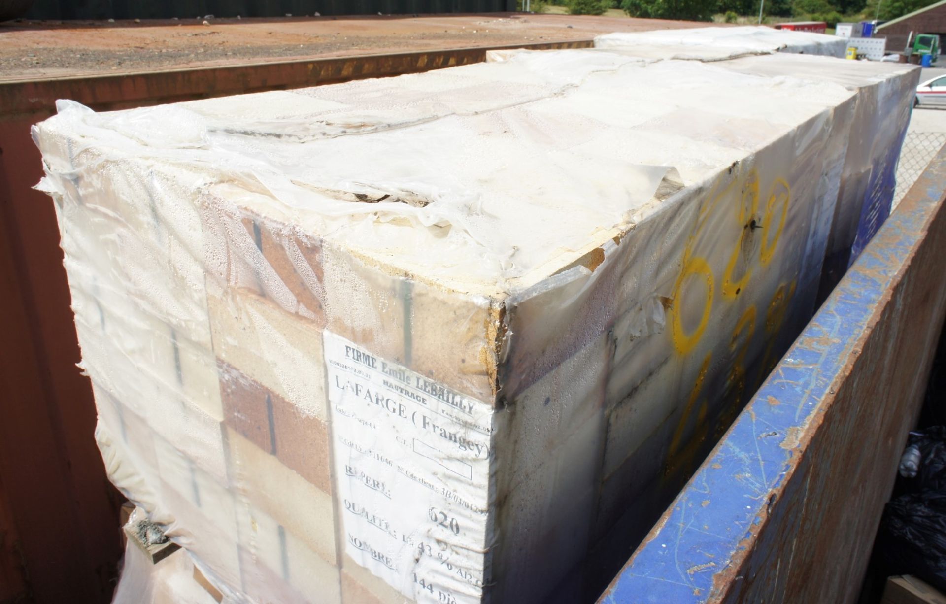 * Quantity of large refractory bricks, to 17 pallets - Bild 2 aus 7