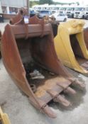 * 3ft Digging Bucket with cutting edge to suit 20 ton excavator (damage to hitch)