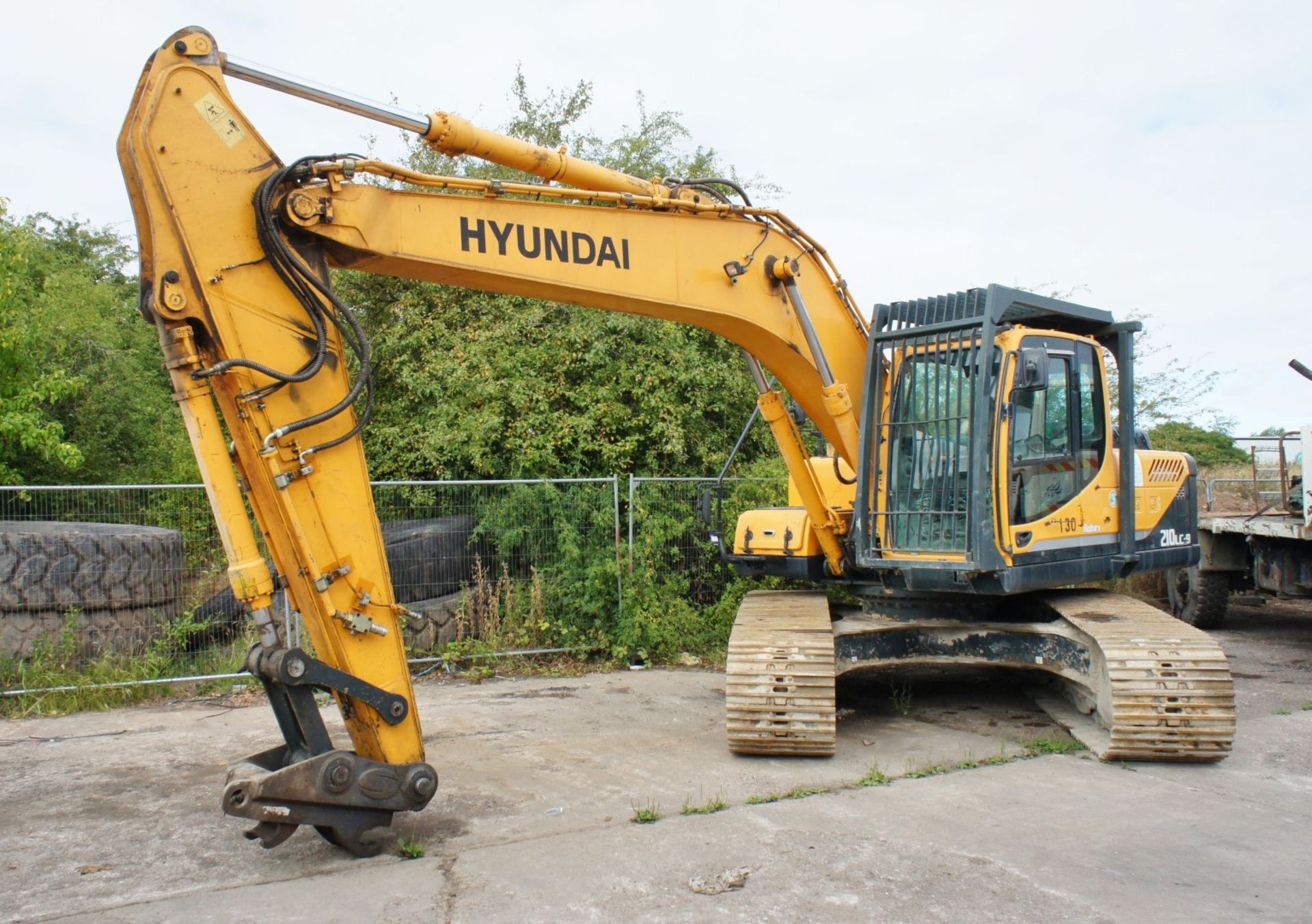 * Hyundai Robex 210 LC-9 tracked excavator, 22250kg, with hammer lines, shear rotation lines,