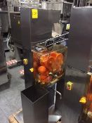 * Zoom WDF-OJ150 orange press. Single phase. Capable of between 20 - 25 oranges per minute. (OF
