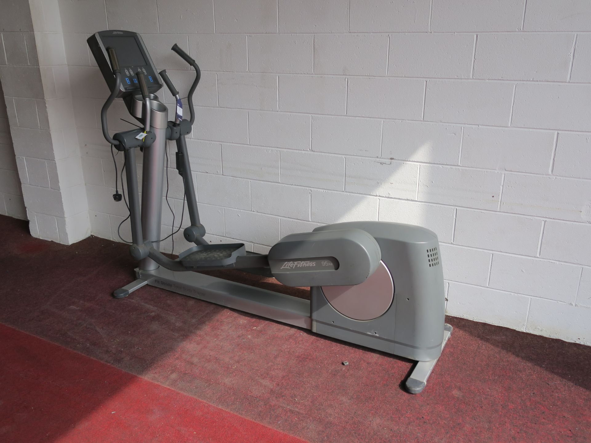 * A Life Fitness 95 XE Cross Trainer. S/N XHM080900817. Screen not working. Please note there is - Image 2 of 4