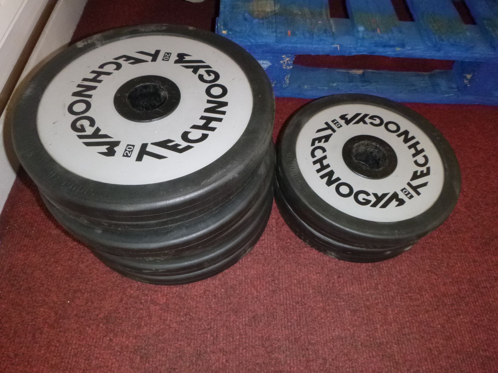 * Qty of Technogym Plates. 6 x 20Kg, 4 x 10Kg