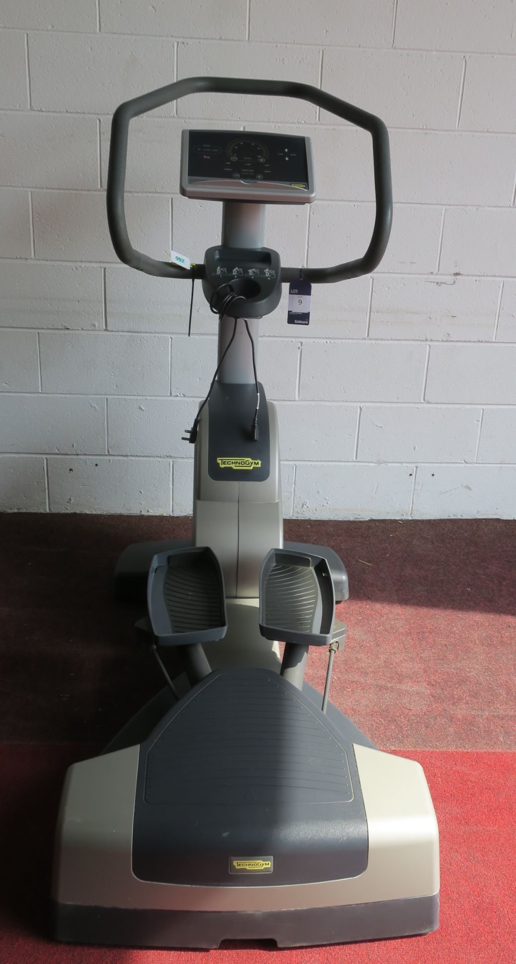 * A Technogym Cardio Wave EXC 500i with Interactive Screen S/N D4963L08000121. Please note there - Image 2 of 4