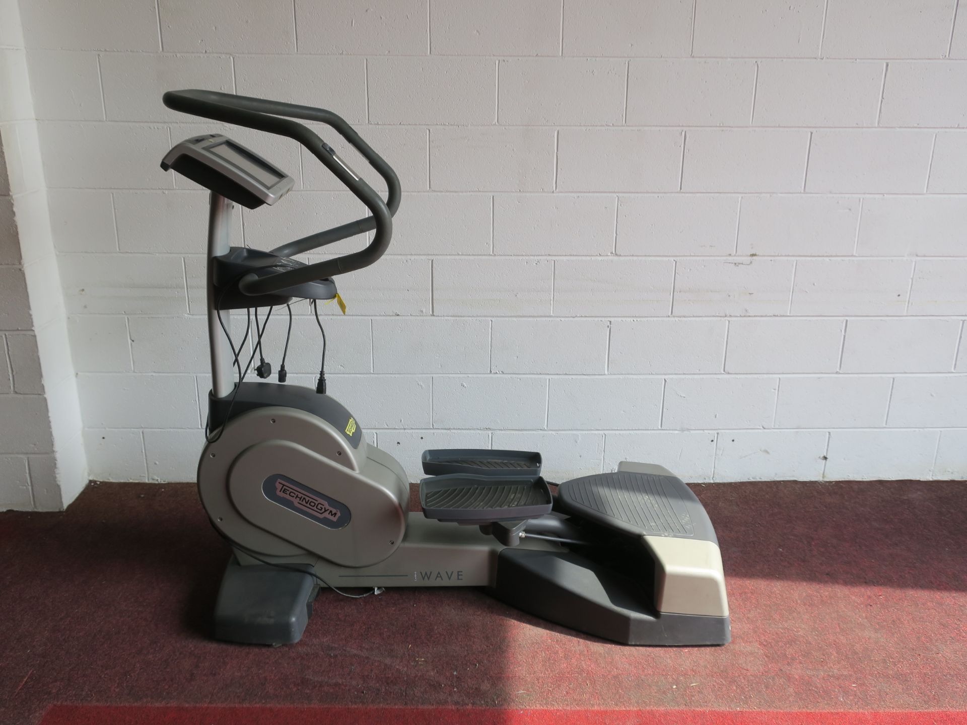 * A Technogym Wave EXC 700i with interactive screen. S/N D4983L07000455. Screen problem. Please note