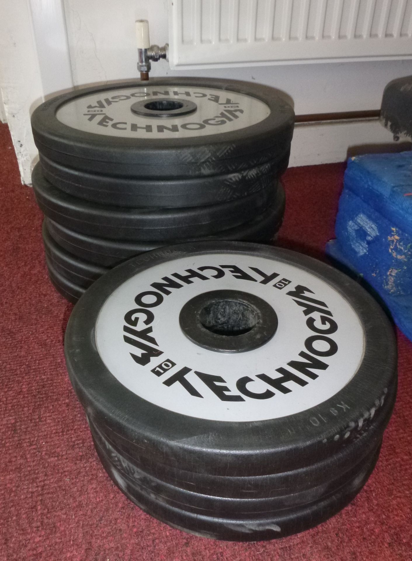 * Qty of Technogym Plates. 6 x 20Kg, 4 x 10Kg - Image 2 of 2