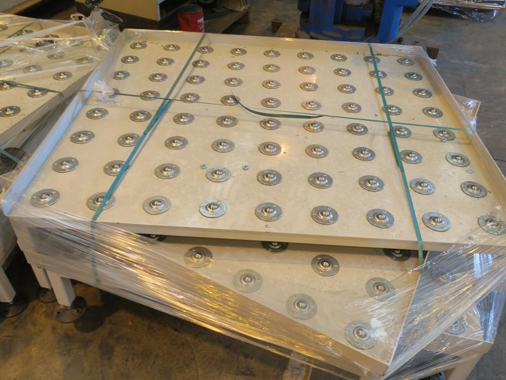 * 24 Section Roller Ball Conveyor 11340 x 1190mm, height 240mm. Please note there is a £20 plus - Bild 3 aus 4