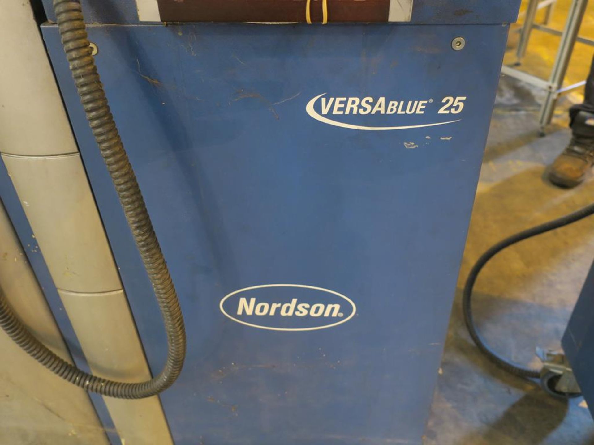* A Nordson Versablue 25 Adhesive Melter YOM 2005, s/n LU05A00593 3PH. Please note there is a £5 - Bild 2 aus 5