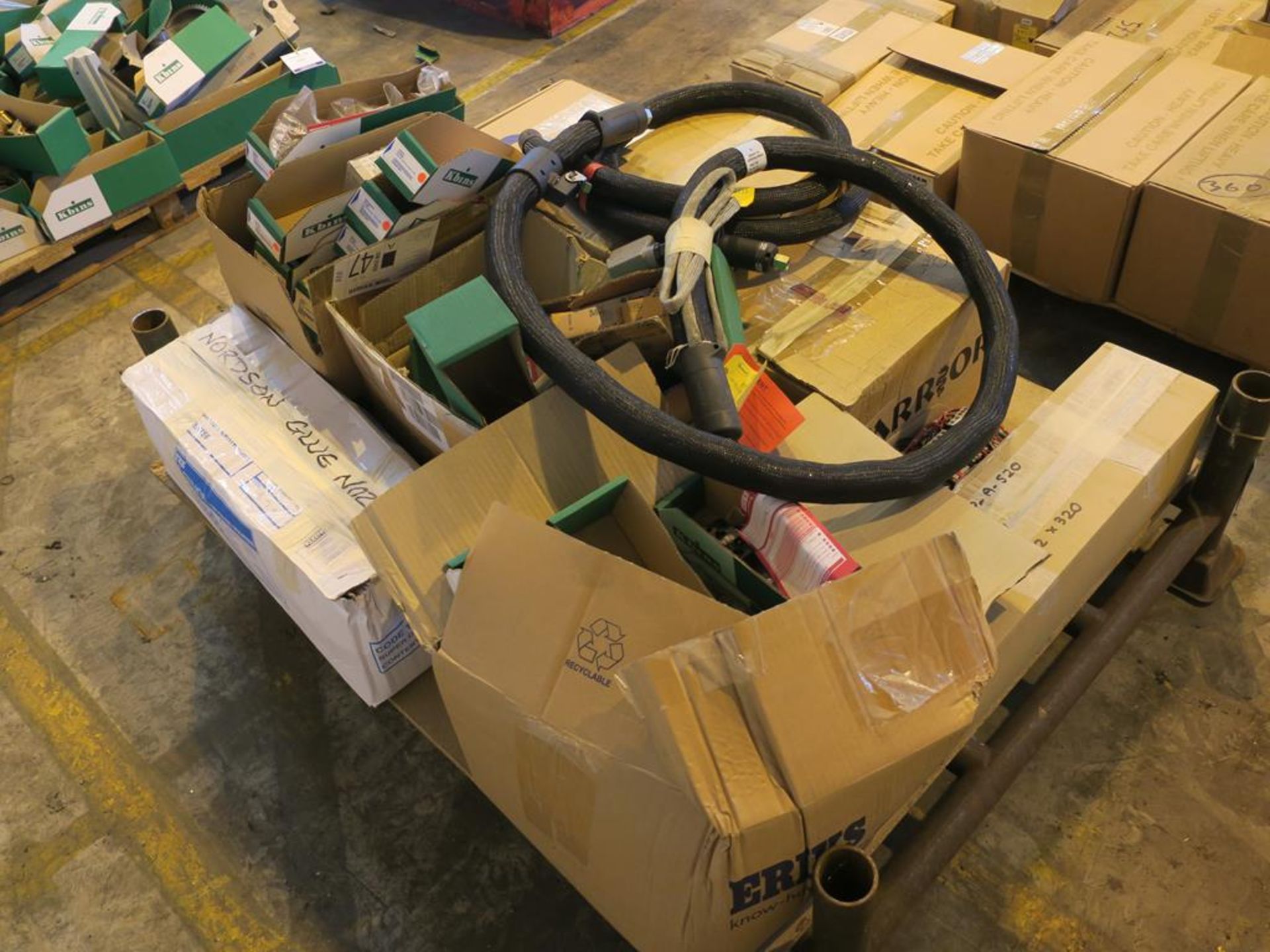 * Qty of various Machine Spares including Hoses, Nordson Glue Nozzles etc. to pallet. Please note - Bild 2 aus 2