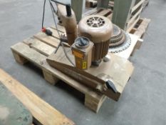 * A Europa 480, 4 roller 8 speed Power Feed. Please note there is a £5 plus VAT Lift Out Fee on this