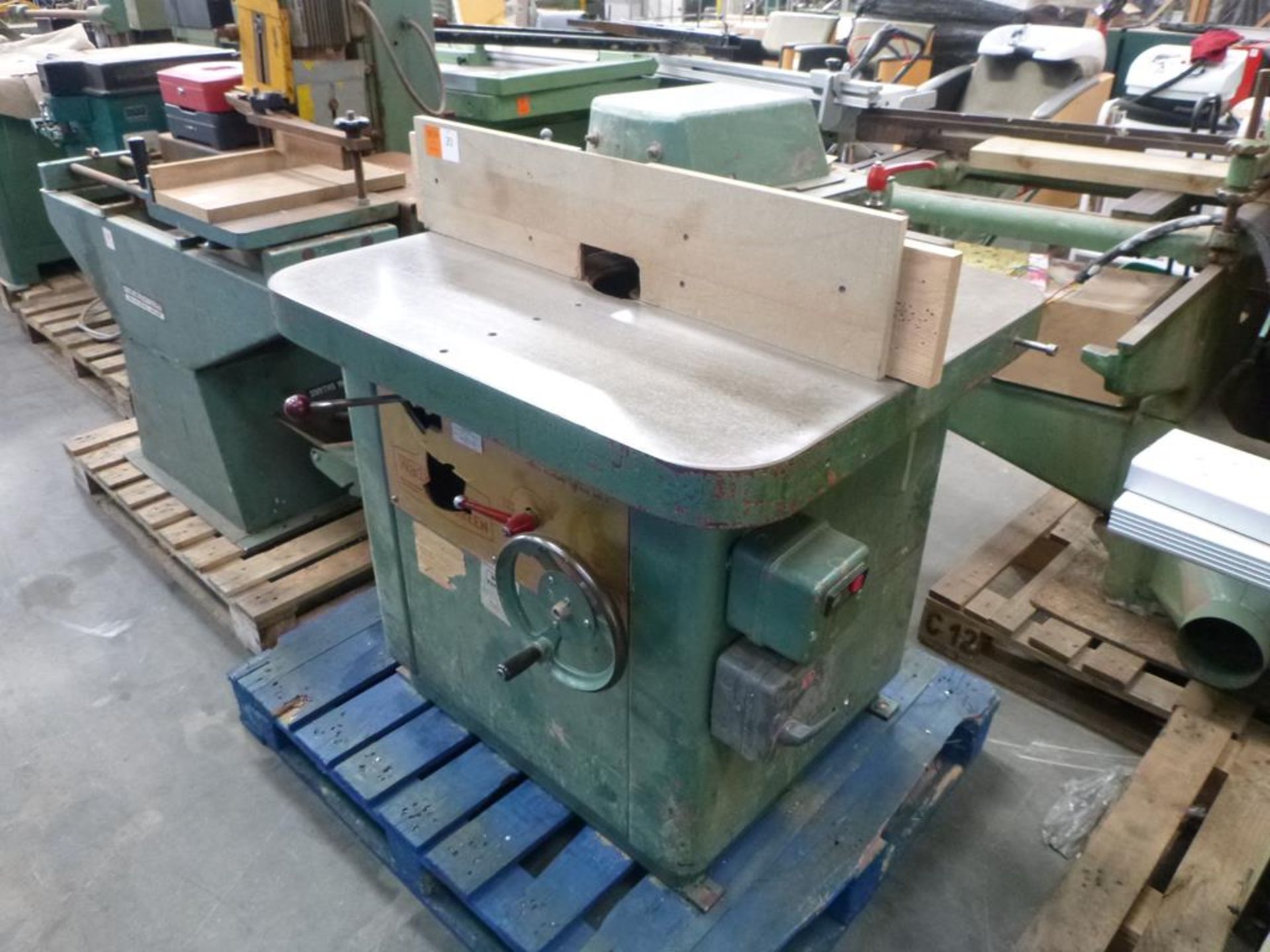 * Wadkin Bursgreen Heavy Duty Spindle Moulder, Machine No: BER3 751370. Please note there is a £10 - Image 4 of 5