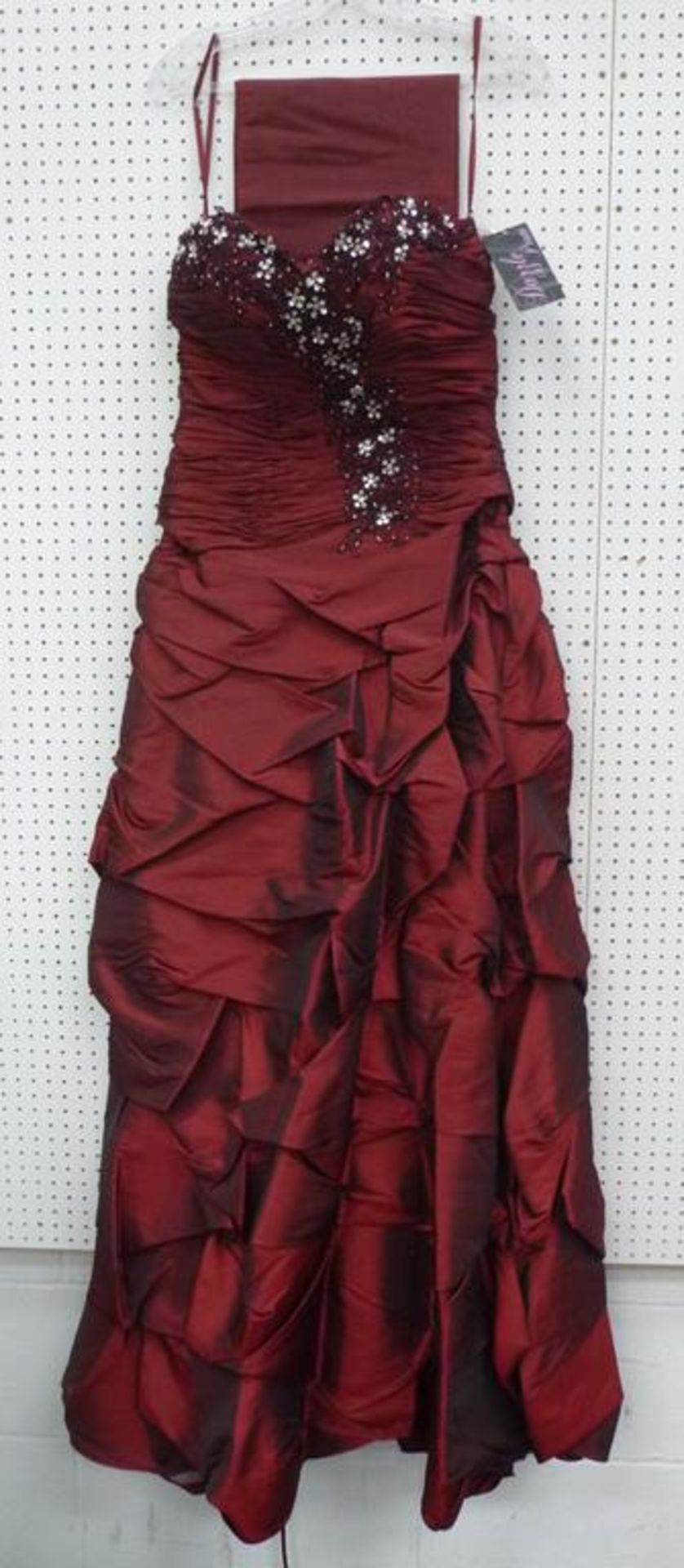 51 Dresses to include: Princess Gowns STY11053, Golden Prom Dresses, sizes 4 x 14, Princess Gowns - Image 3 of 16