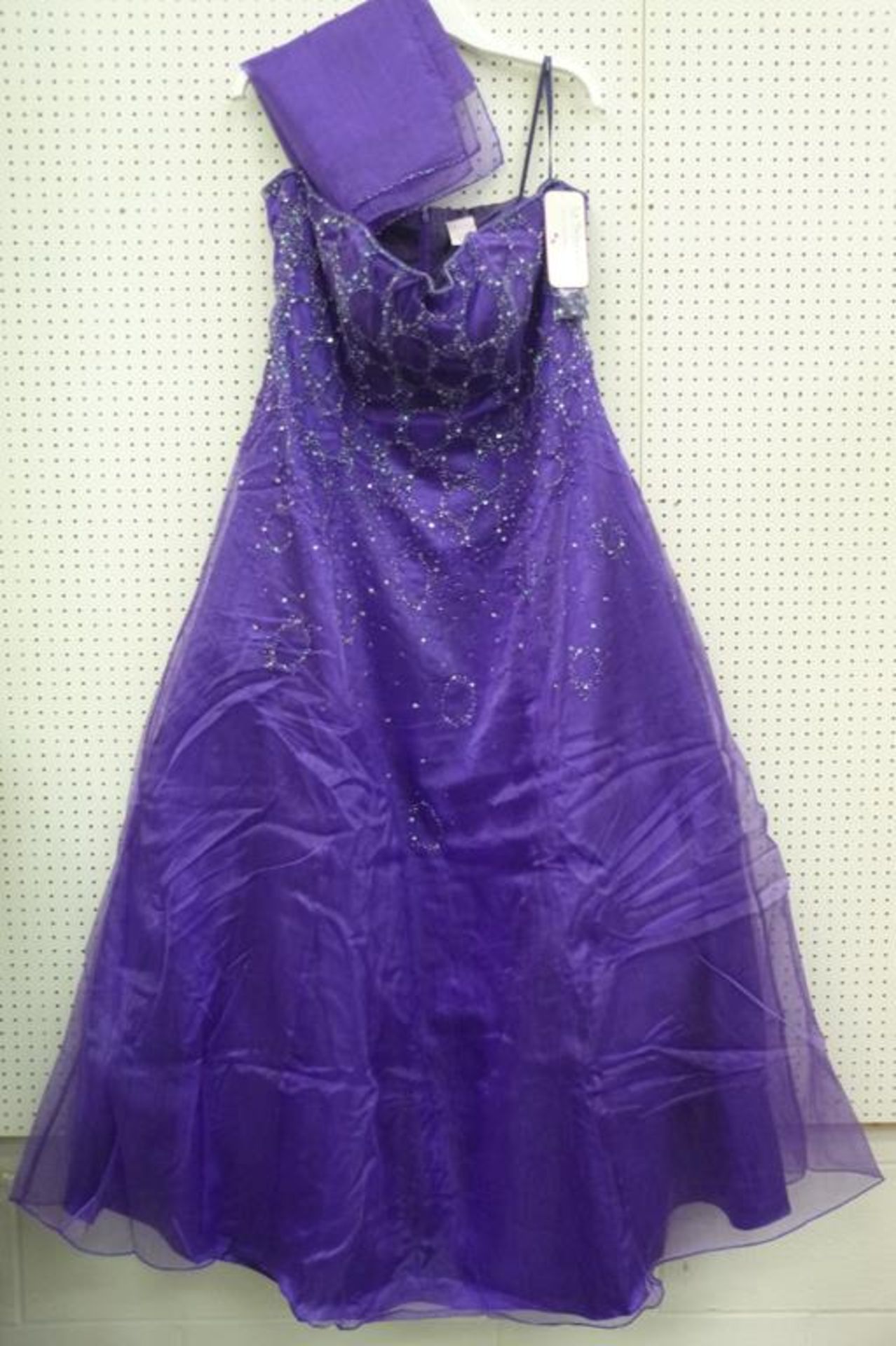 51 Dresses to include: Princess Gowns STY11053, Golden Prom Dresses, sizes 4 x 14, Princess Gowns - Image 11 of 16