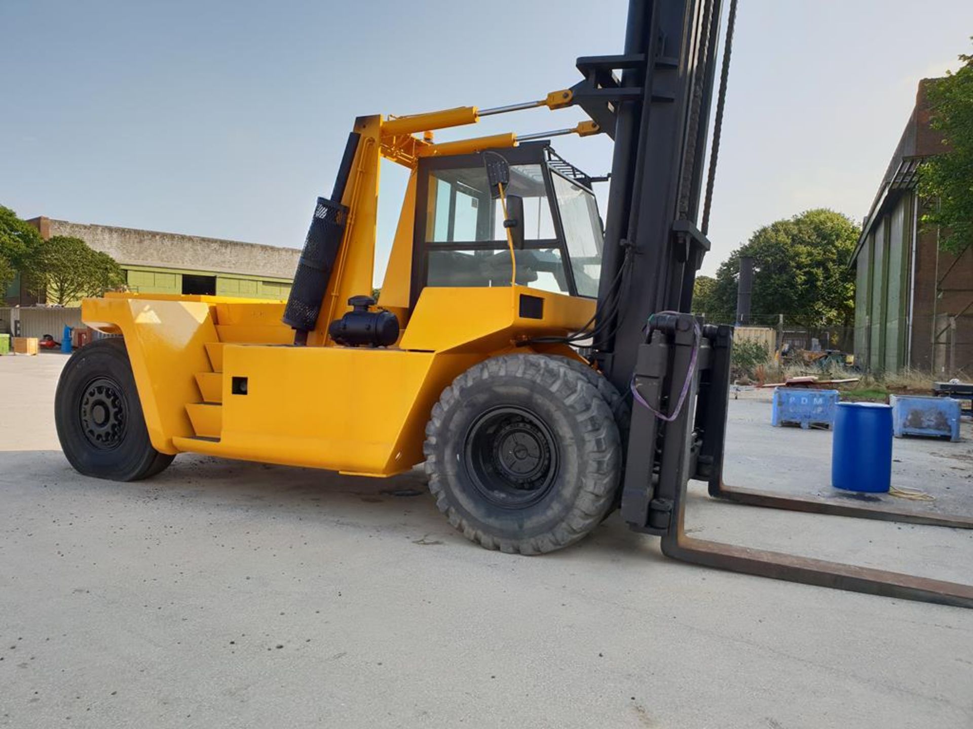 * Lancer Boss 28 Tonne Forklift Truck - Image 2 of 15