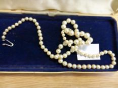 A Pearl Necklace ( est £15-£25)