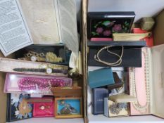 A lot to include Vintage Boxes, Costume Jewellery, Collectables (many boxed) etc. (est £60-£100)