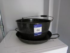 Black pot and Paella pan