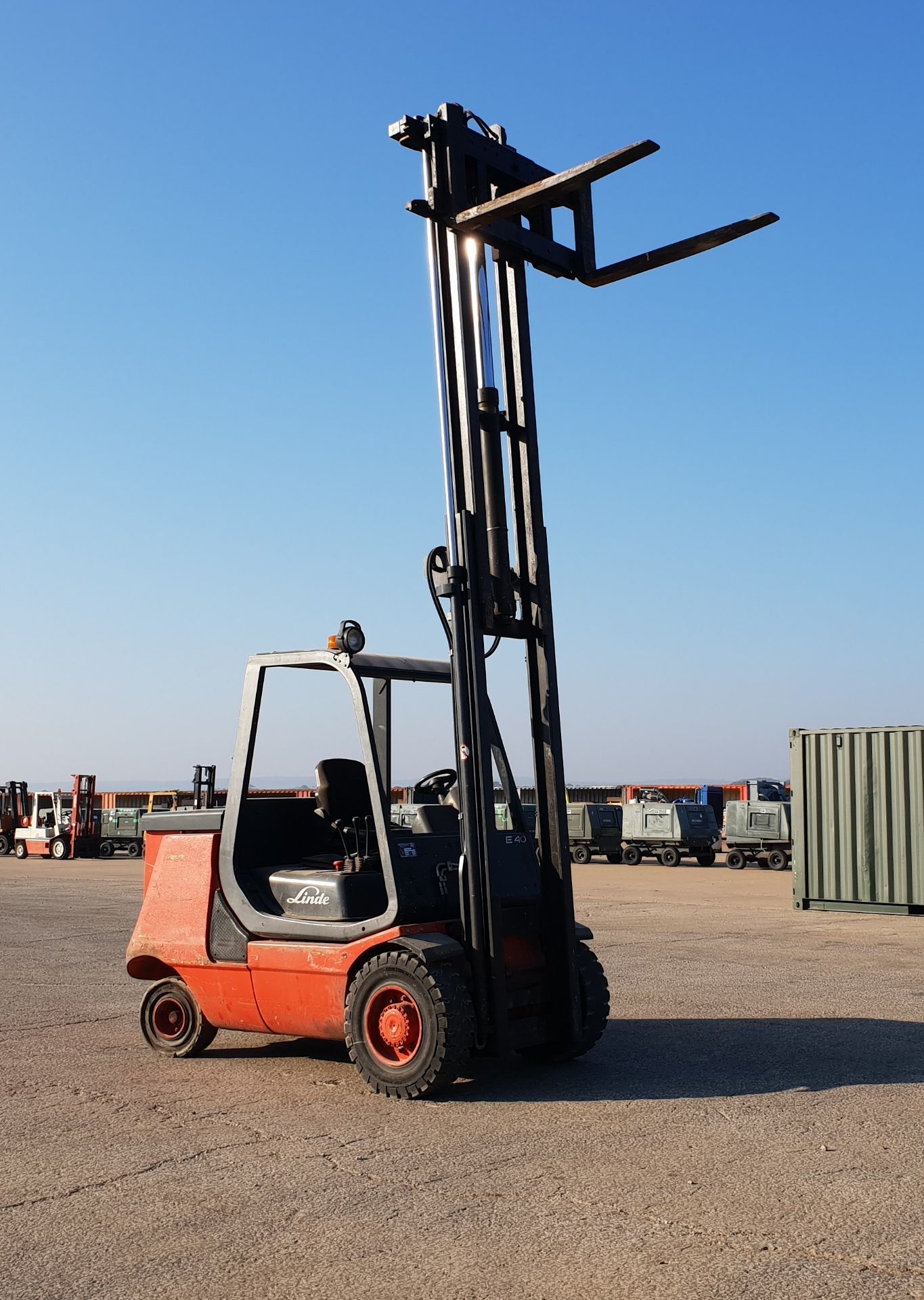 * Linde Model E40P Electric Forklift Truck; Rated Capacity 4000Kg; duplex mast; max height 4350mm;