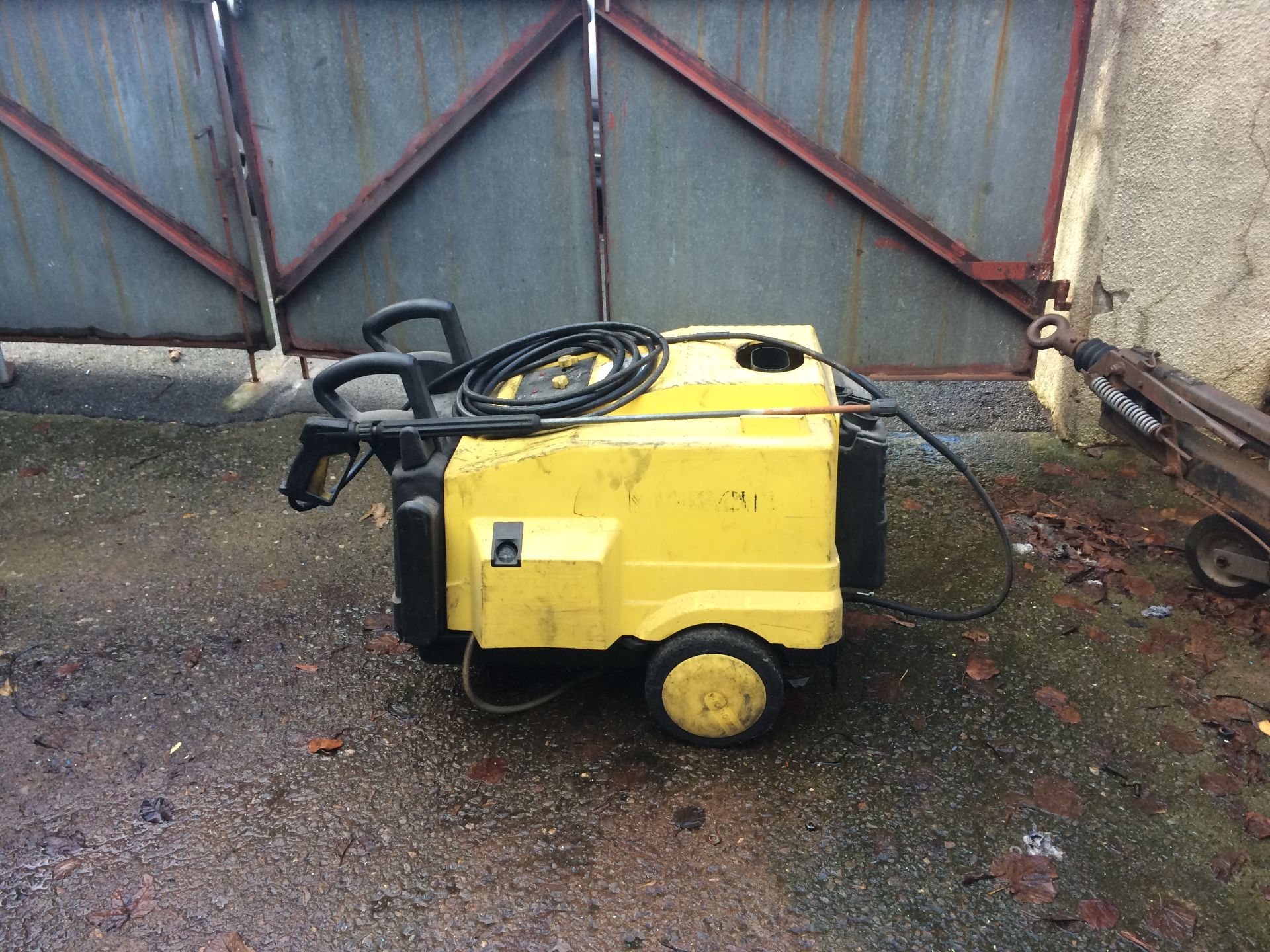 * Karcher 790 Pressure steam cleaner, video of machine in operation can be found on Youtube,