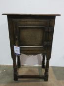 A Small Oak Cupboard on raised, turned legs (H 83cm, W 53cm, D 34,5cm) (est £20-£30)