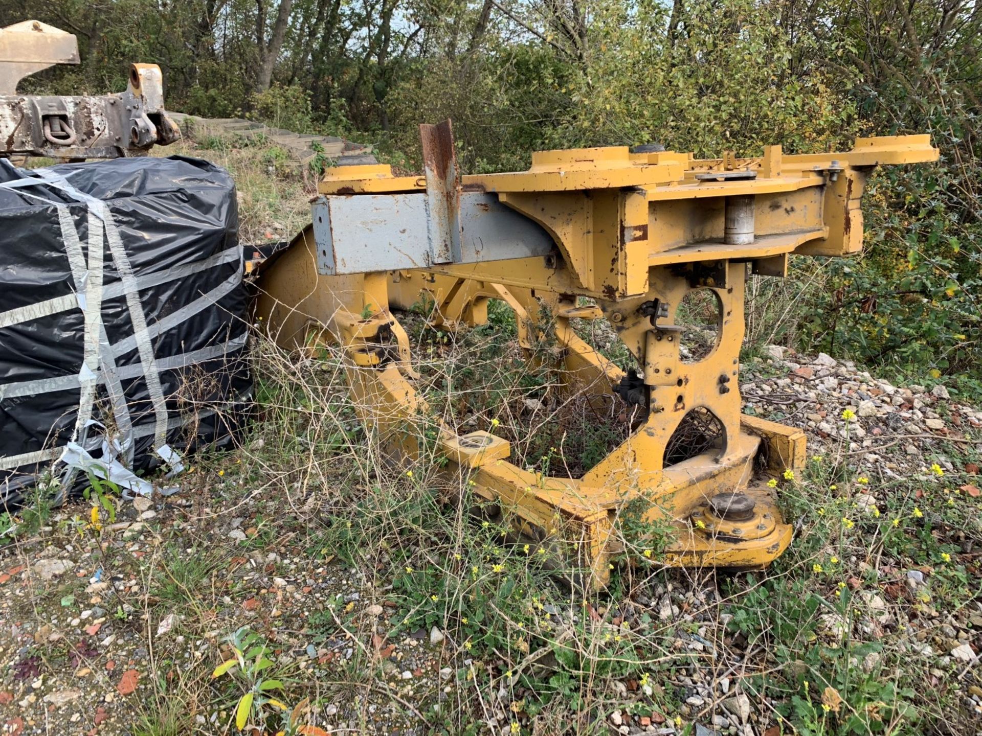 Caterpillar 972H rear chassis (there is a crack above the L/H rear wheel arch) - Image 3 of 4