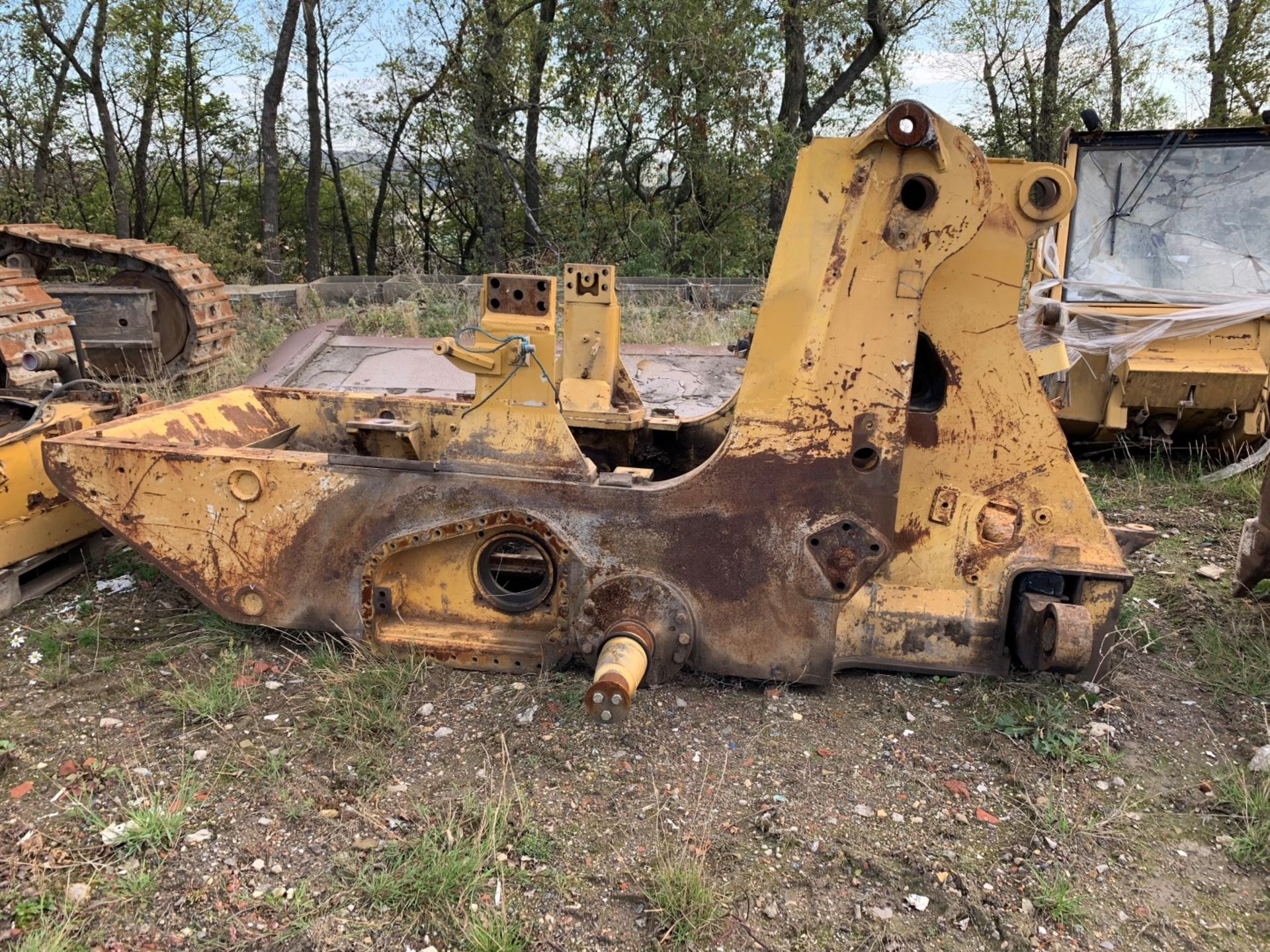Caterpillar 963 complete chassis. Complete with stud shafts and equalizer bar. - Image 2 of 5