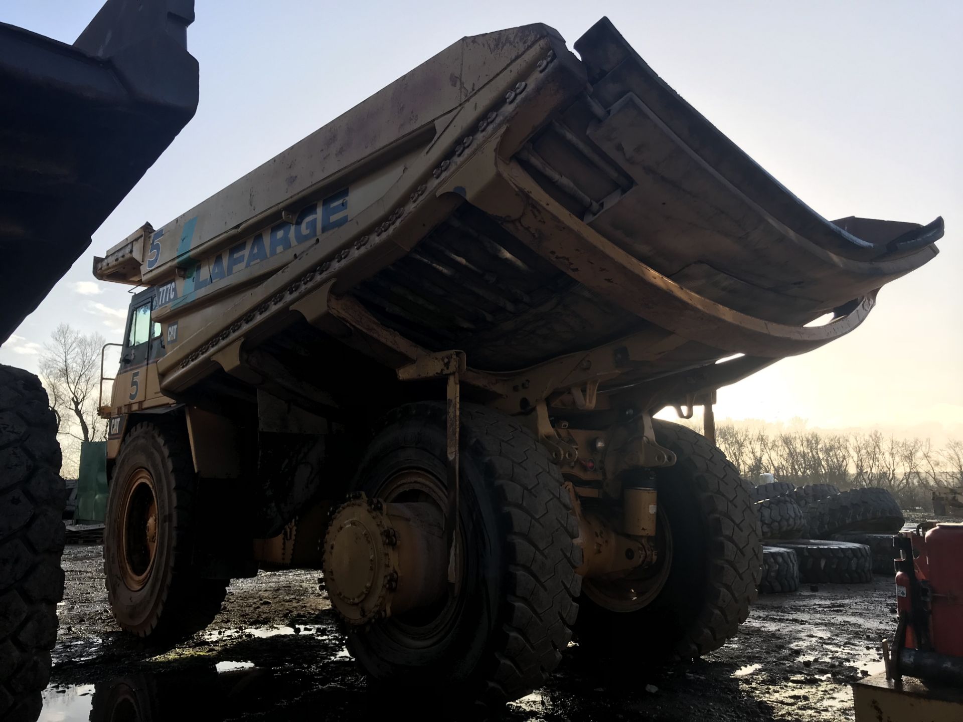 Caterpillar 777C Caterpillar 777C rigid haul truck. This truck has auto grease, The truck had a full - Image 3 of 25