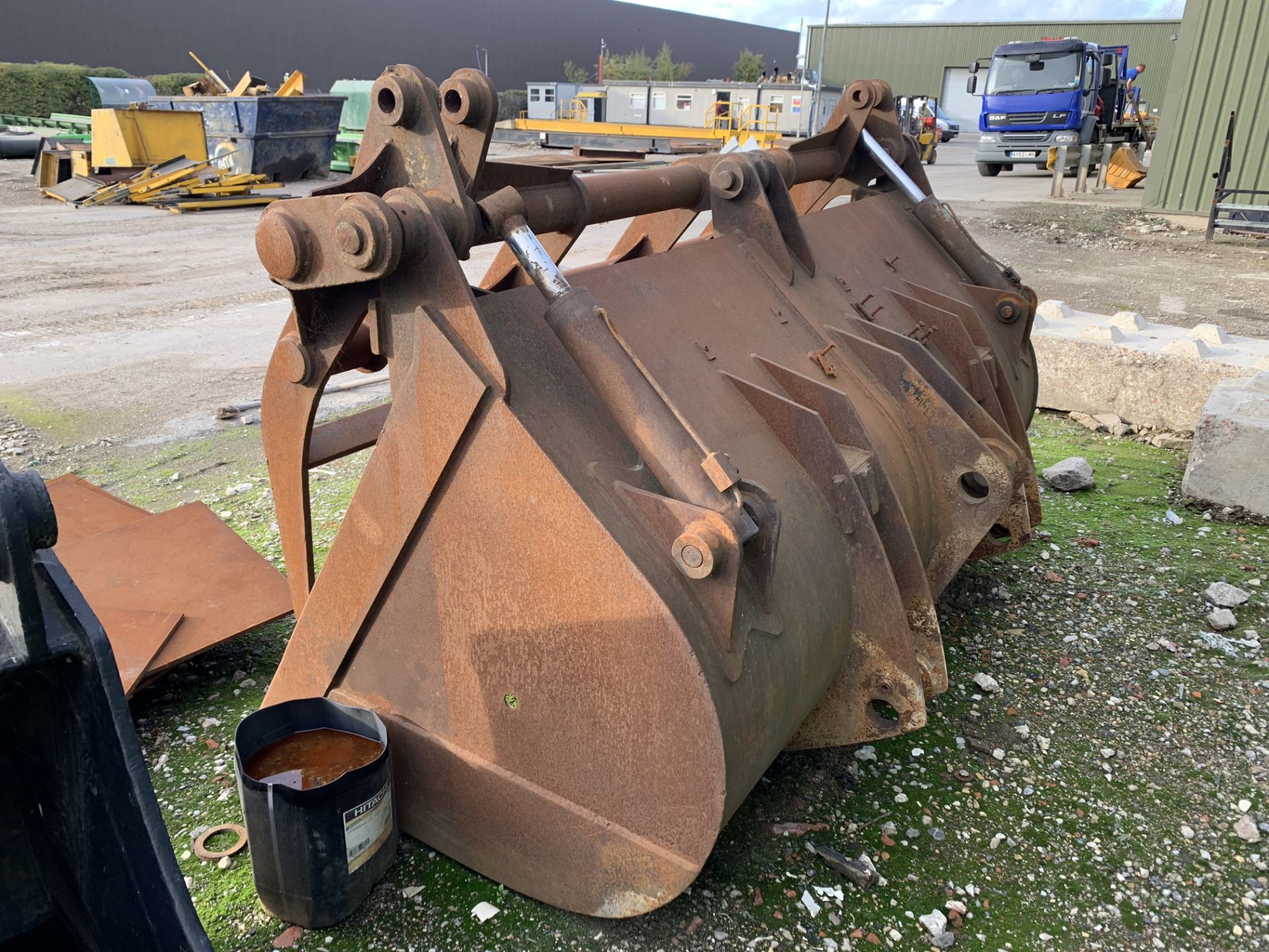 Komatsu WA320-5 waste bucket (the bucket has been fire damaged) - Image 5 of 6