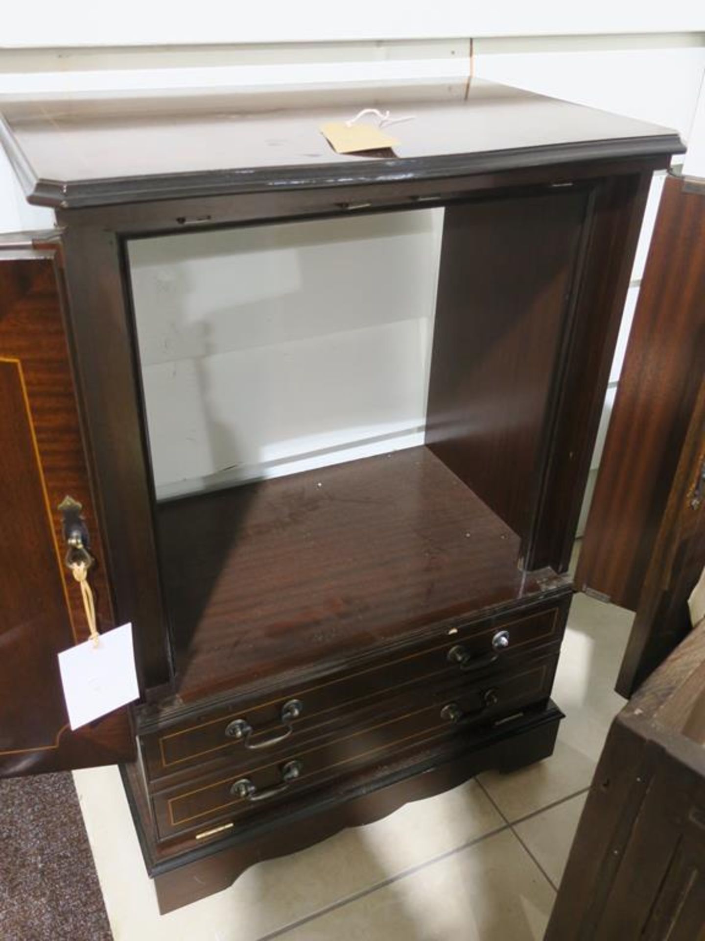 A Modern TV Cabinet with two bi fold doors above cupboard behind two faux drawer fronts (H 101cm, - Image 3 of 5