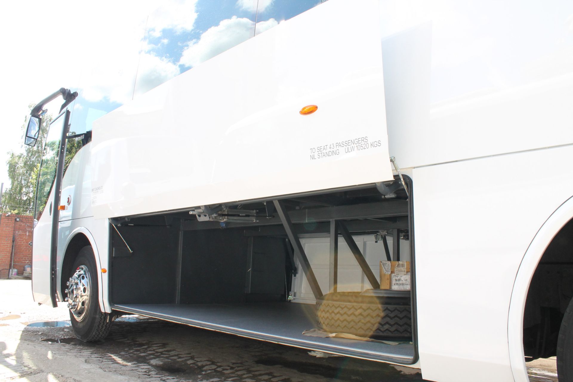 * 2014 MAN Unvi Touring GT - 44 seater, Reg WA14 CLO - Image 3 of 5