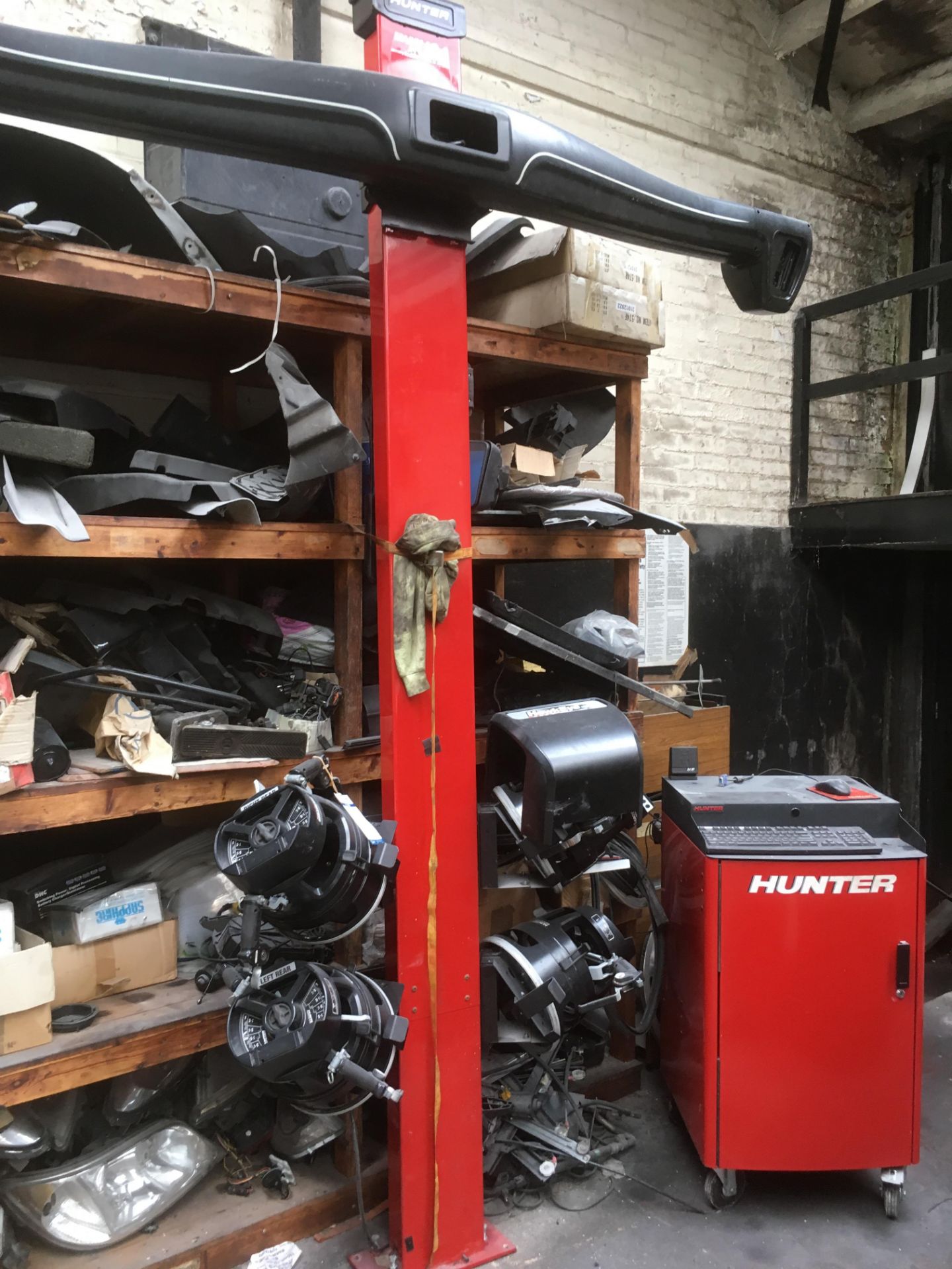 * Hunter Hawk Eye Elite - FC 4 Wheel Laser Alignment System. Serial No: JXB1129 Year 2014 with