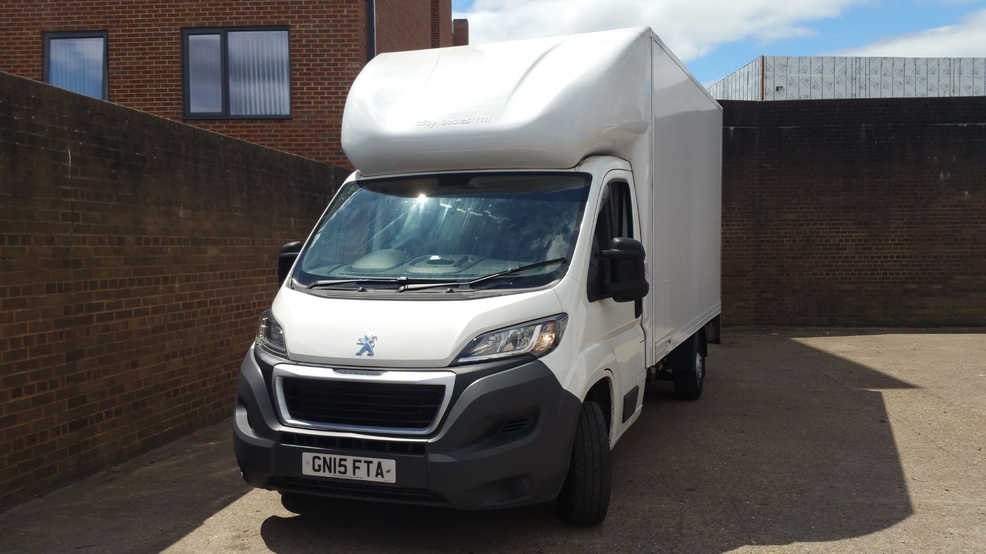 * 2015 Peugeot Boxer 335 HDI 3.5 tonne Luton Van with 500Kg Tail Lift and Aircon, Reg GN15 FTA, - Image 5 of 9