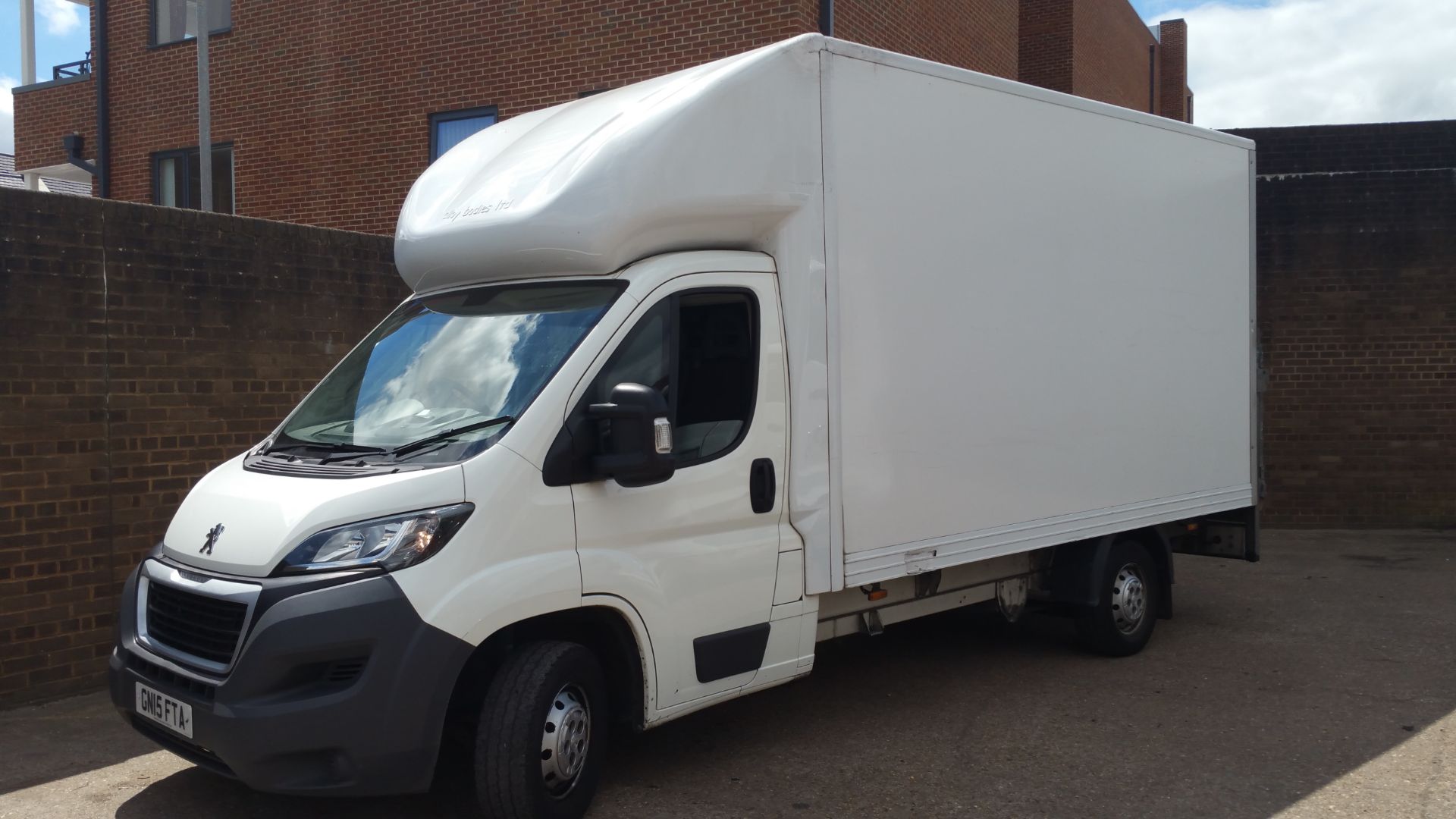 * 2015 Peugeot Boxer 335 HDI 3.5 tonne Luton Van with 500Kg Tail Lift and Aircon, Reg GN15 FTA, - Image 6 of 9