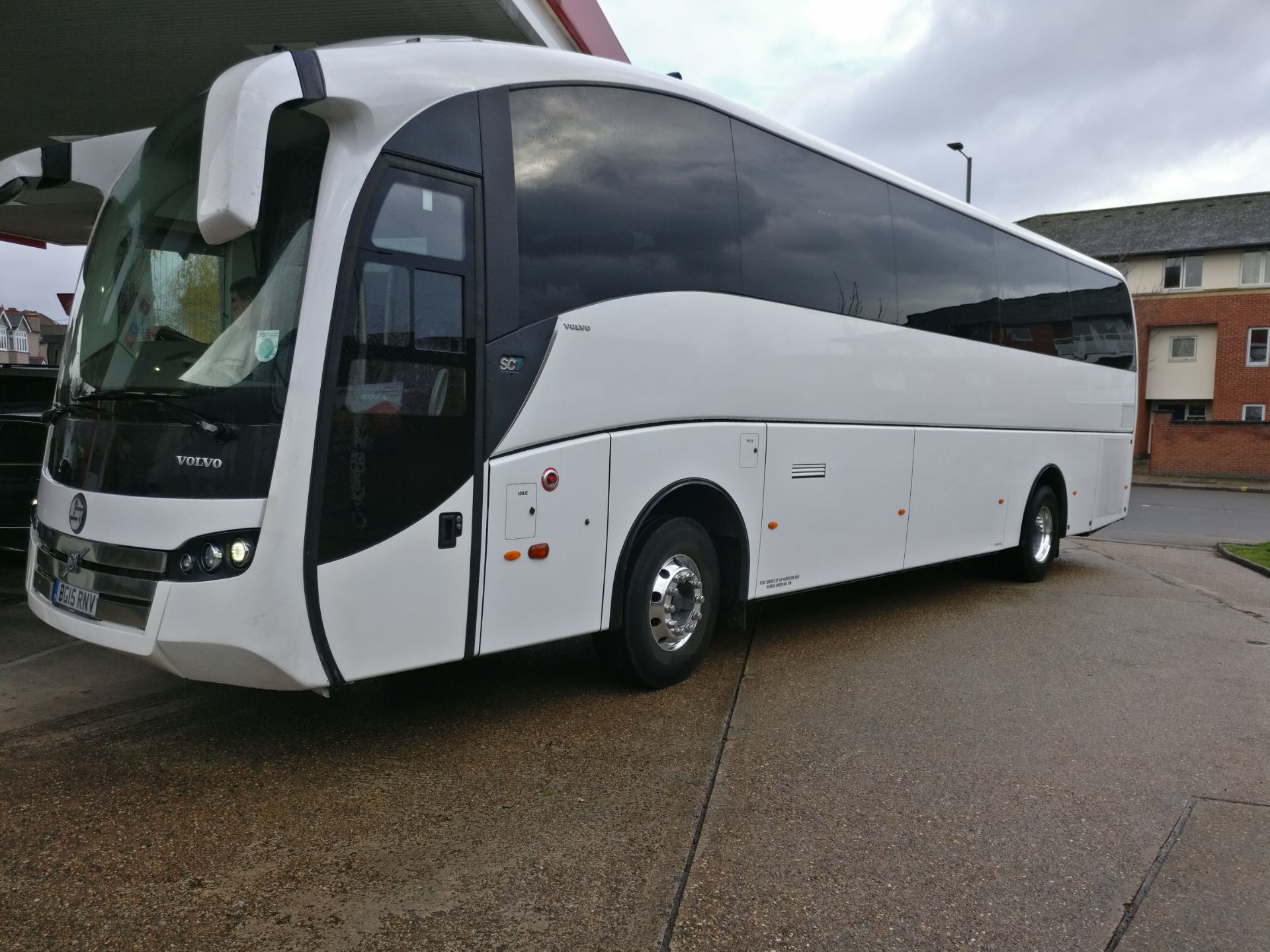 * 2015 Sunsundegai BIIR Volvo SC7 Euro 6 53 seater Coach with Toilet, Reg BG15 RNV, - Image 4 of 16