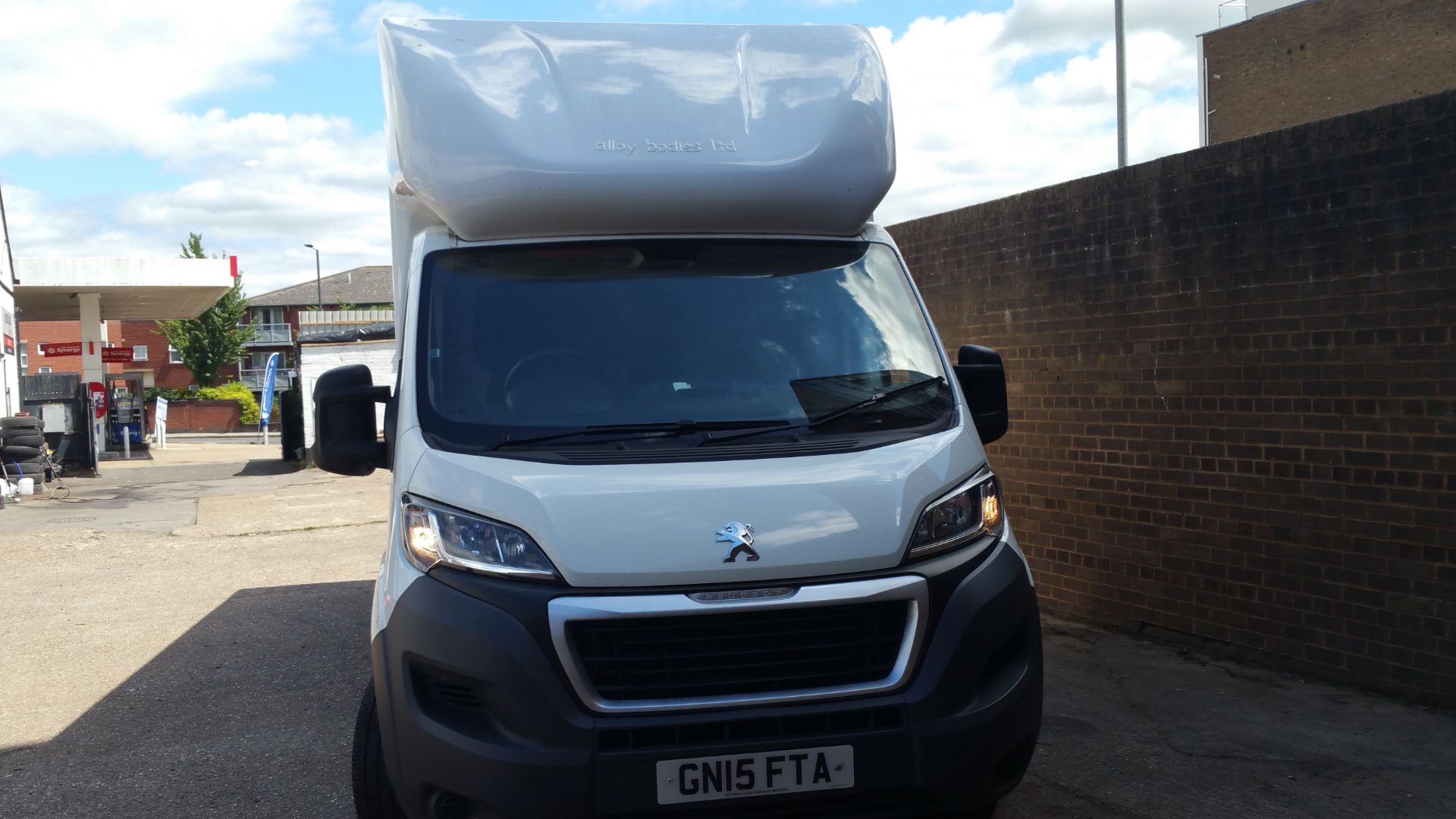 * 2015 Peugeot Boxer 335 HDI 3.5 tonne Luton Van with 500Kg Tail Lift and Aircon, Reg GN15 FTA, - Image 2 of 9