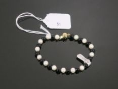 * 9 Carat Black Onyx and Pearl Bracelet (Retail Price £160) (40673)