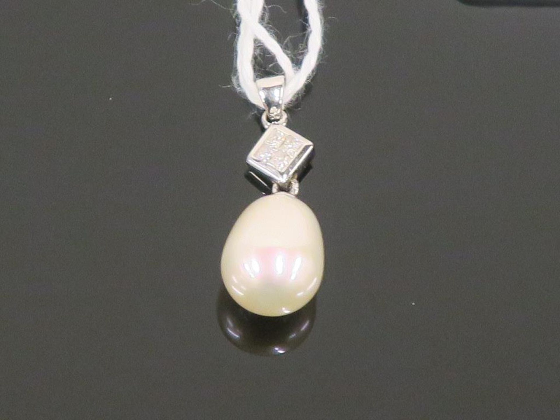 * 18 Carat White Gold Diamond Freshwater Pearl Pendant (Retail Price £675) (3770) - Image 2 of 2