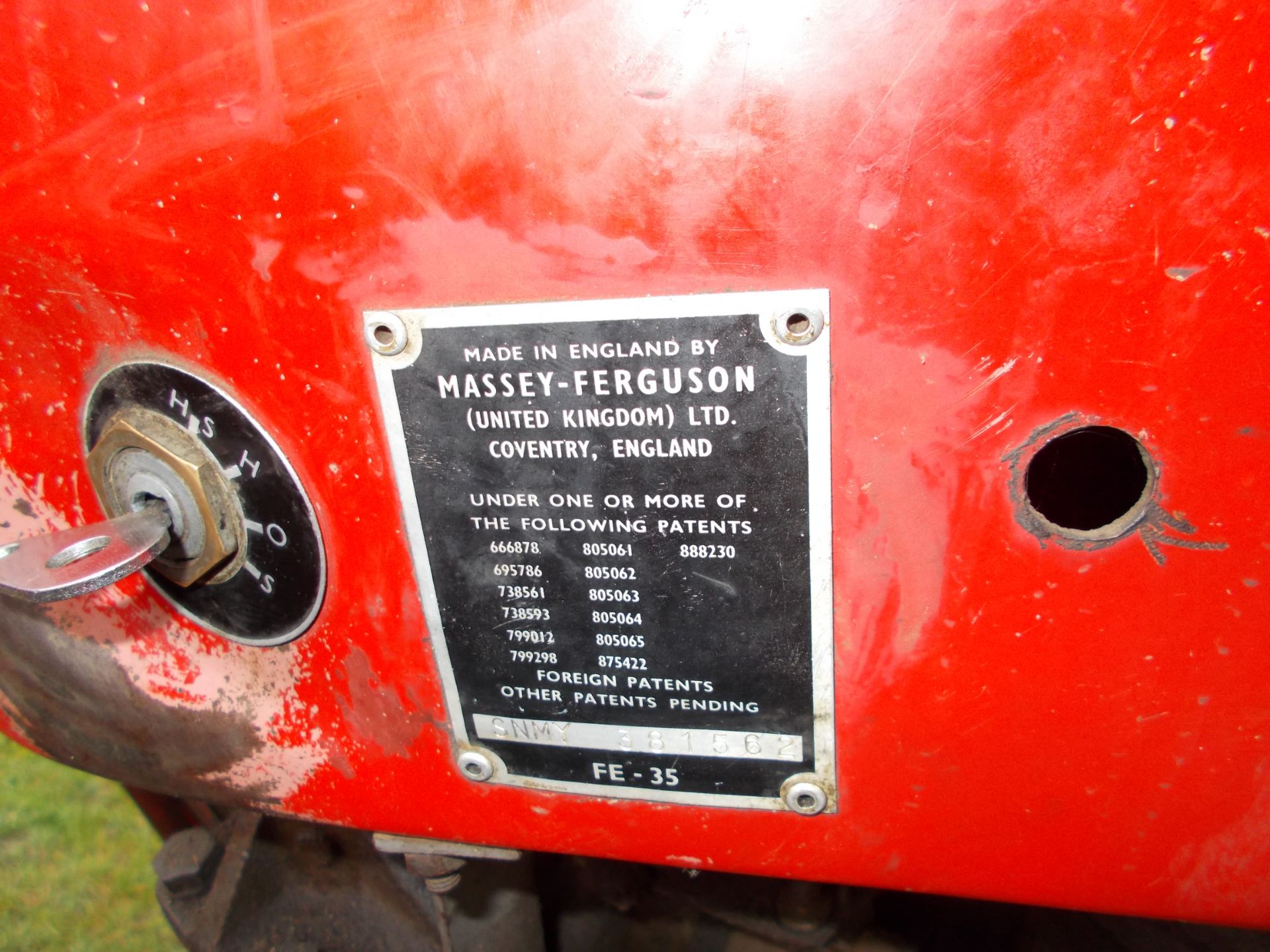 Massey Ferguson MF35 Tractor with loading bucket, estimated year 1960, 9457 hours - Image 9 of 11