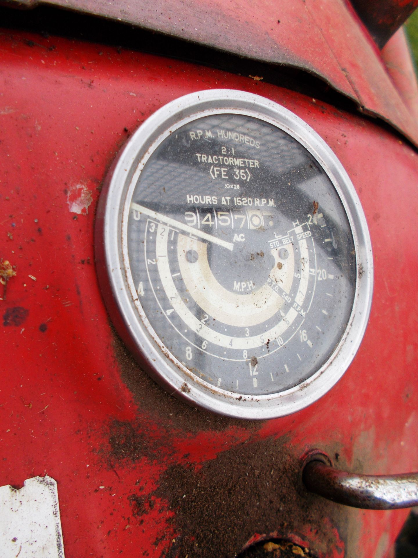 Massey Ferguson MF35 Tractor with loading bucket, estimated year 1960, 9457 hours - Image 8 of 11