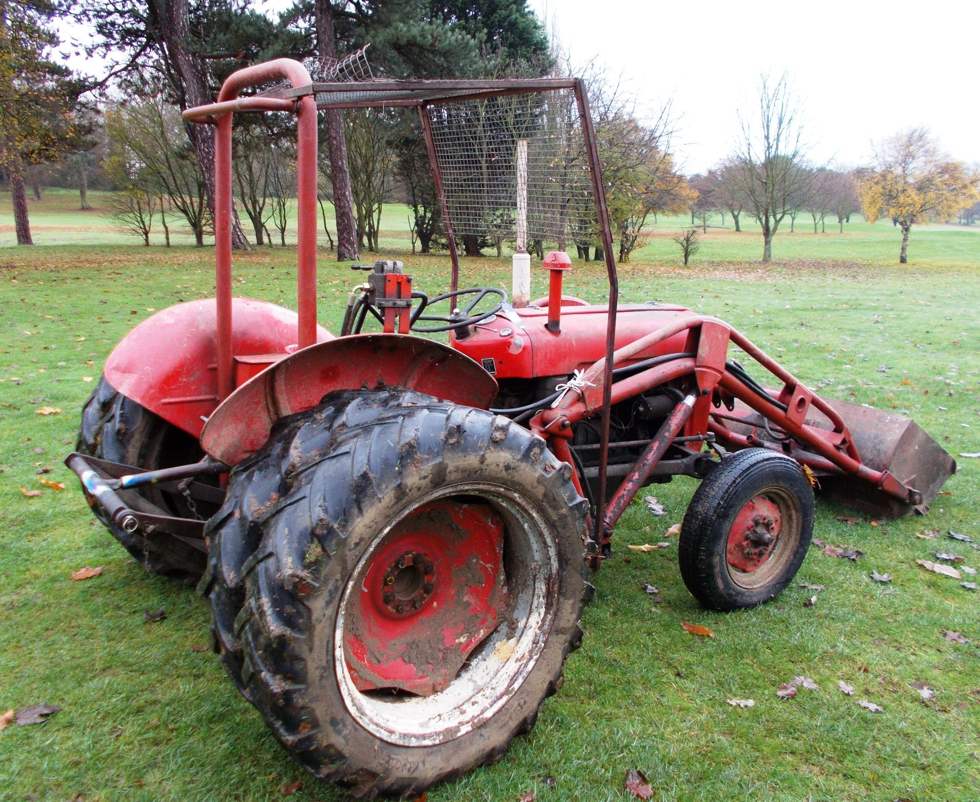 Massey Ferguson MF35 Tractor with loading bucket, estimated year 1960, 9457 hours - Image 3 of 11