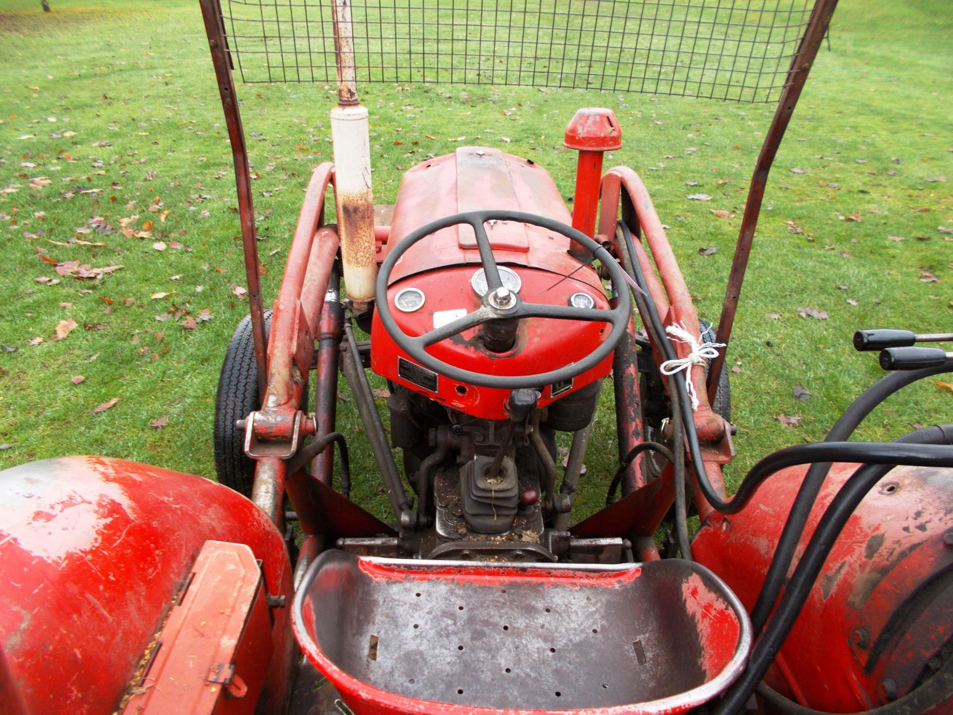 Massey Ferguson MF35 Tractor with loading bucket, estimated year 1960, 9457 hours - Image 6 of 11