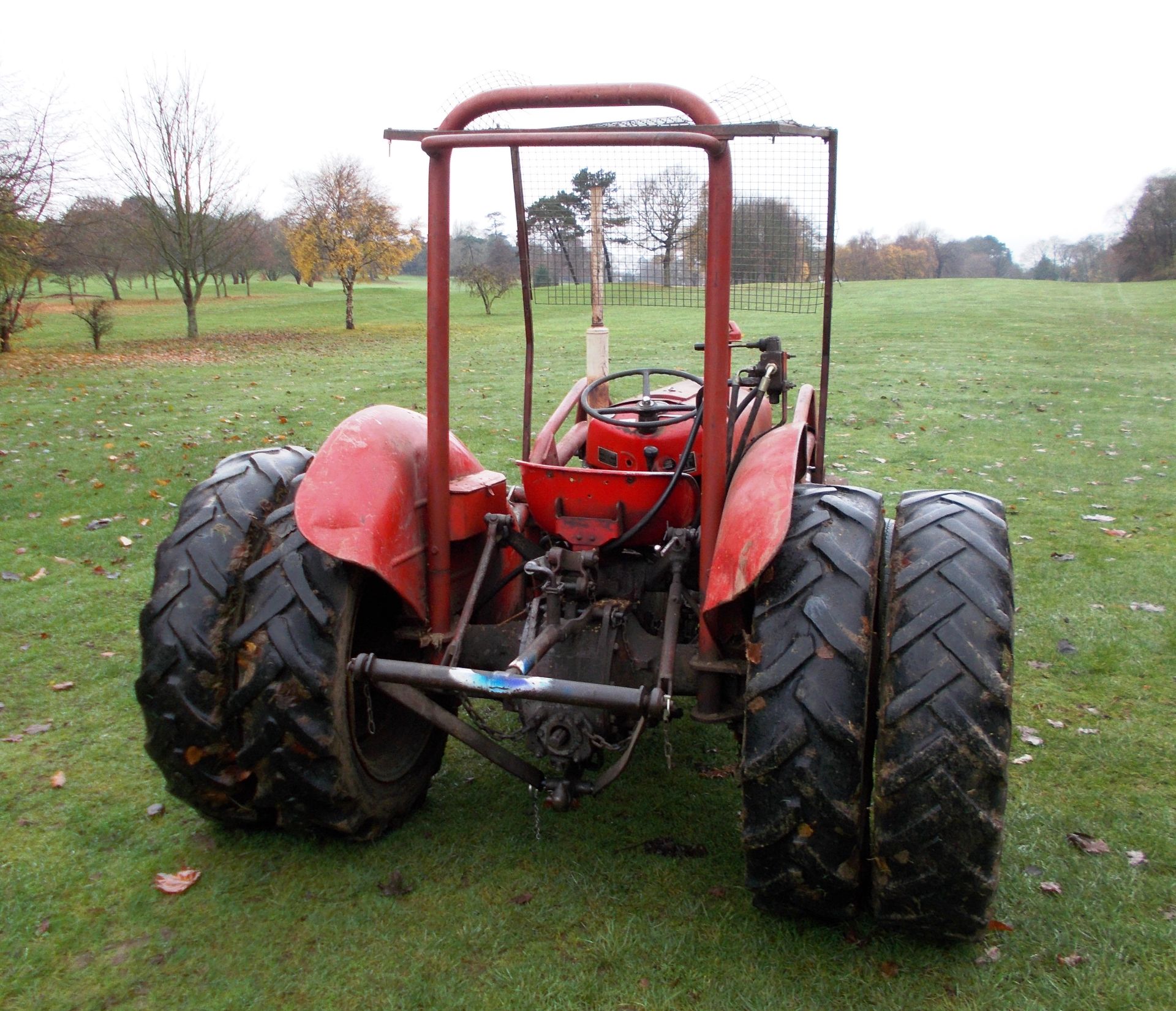 Massey Ferguson MF35 Tractor with loading bucket, estimated year 1960, 9457 hours - Image 4 of 11