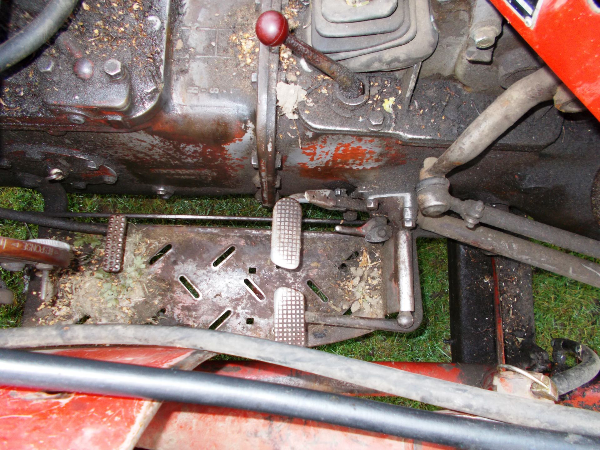 Massey Ferguson MF35 Tractor with loading bucket, estimated year 1960, 9457 hours - Image 10 of 11