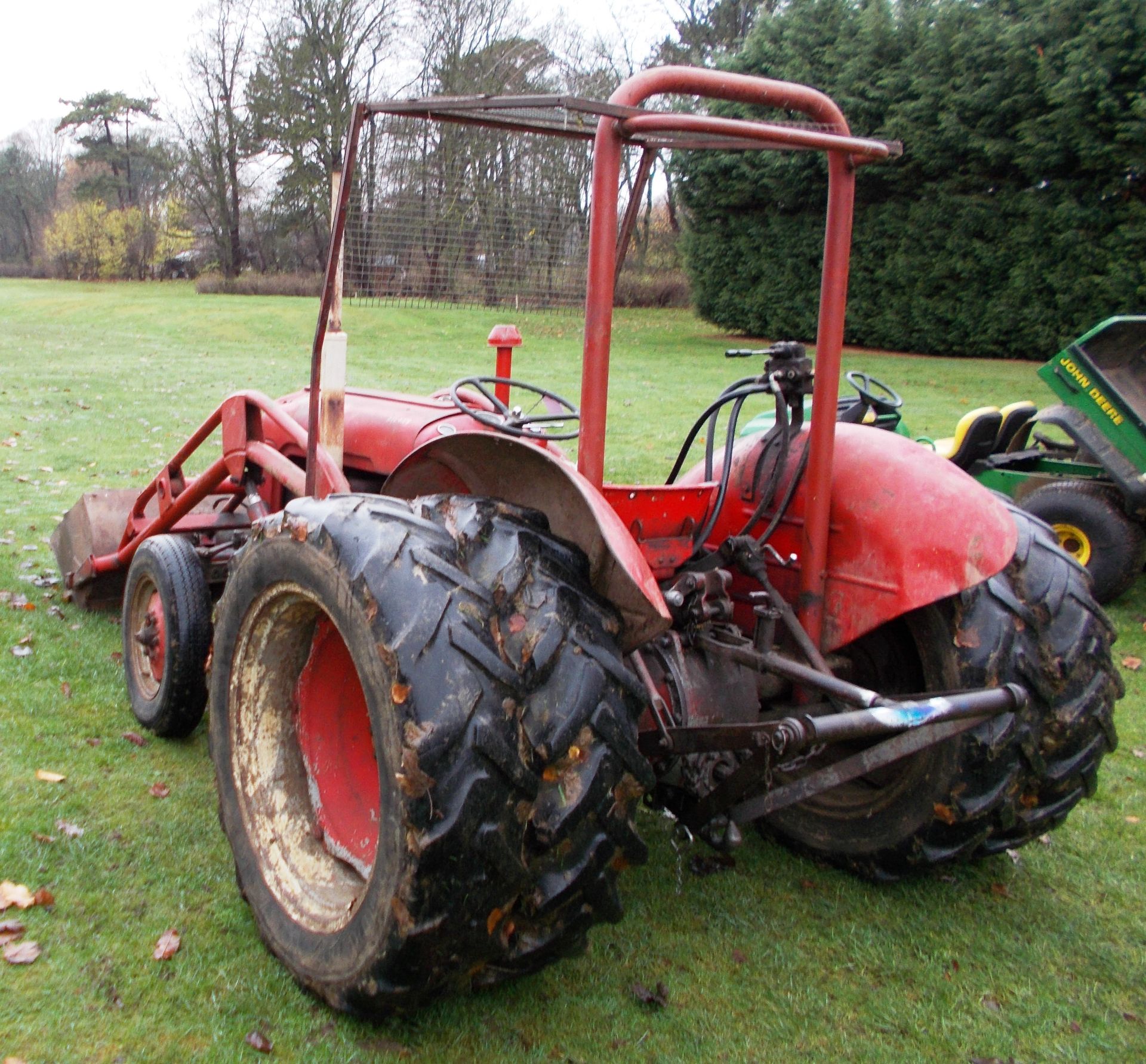 Massey Ferguson MF35 Tractor with loading bucket, estimated year 1960, 9457 hours - Image 5 of 11