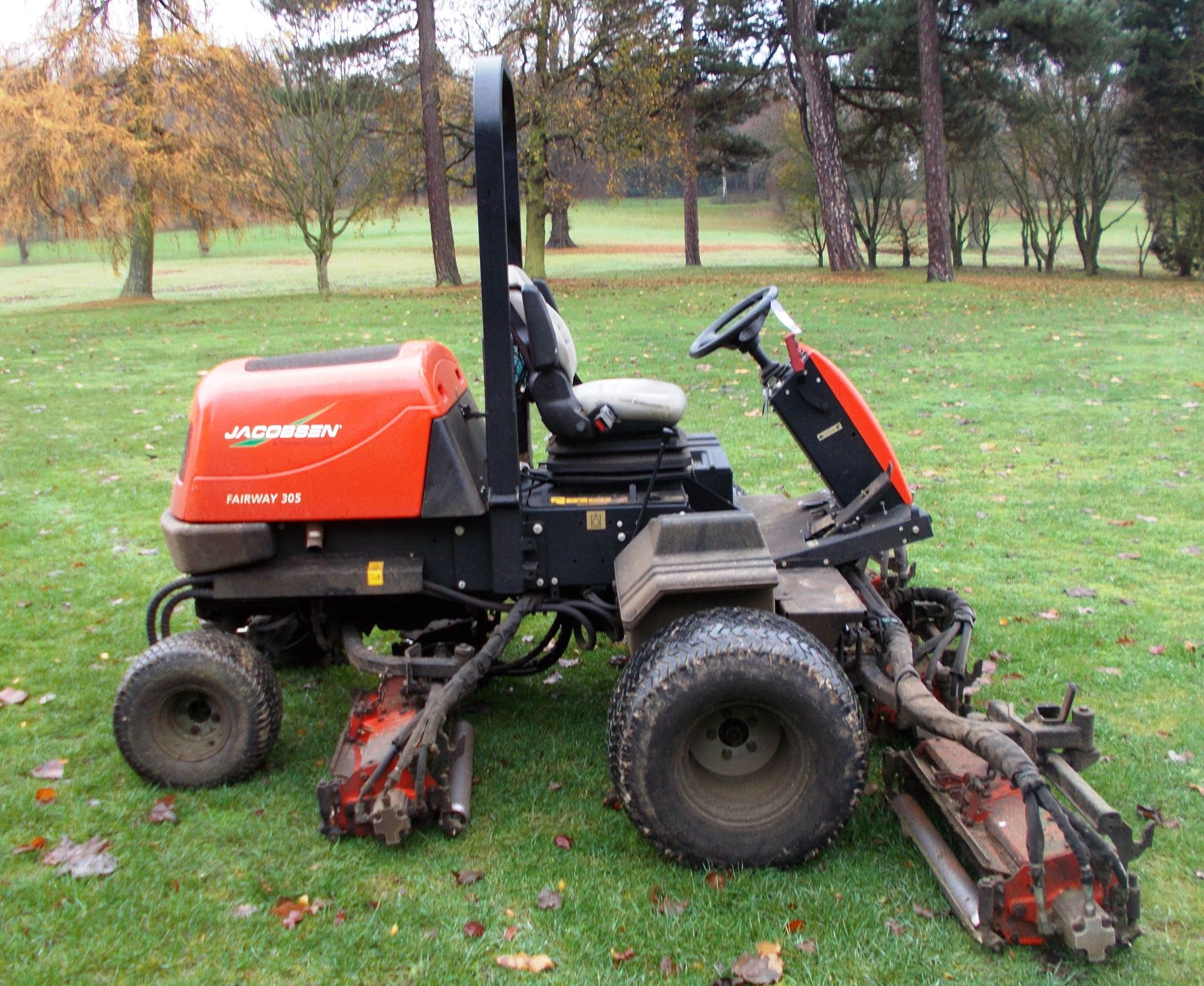 Jacobsen Ransomes 305 Fairway 5 head Ride On Mower, 2013, 2457 hours - Image 3 of 9