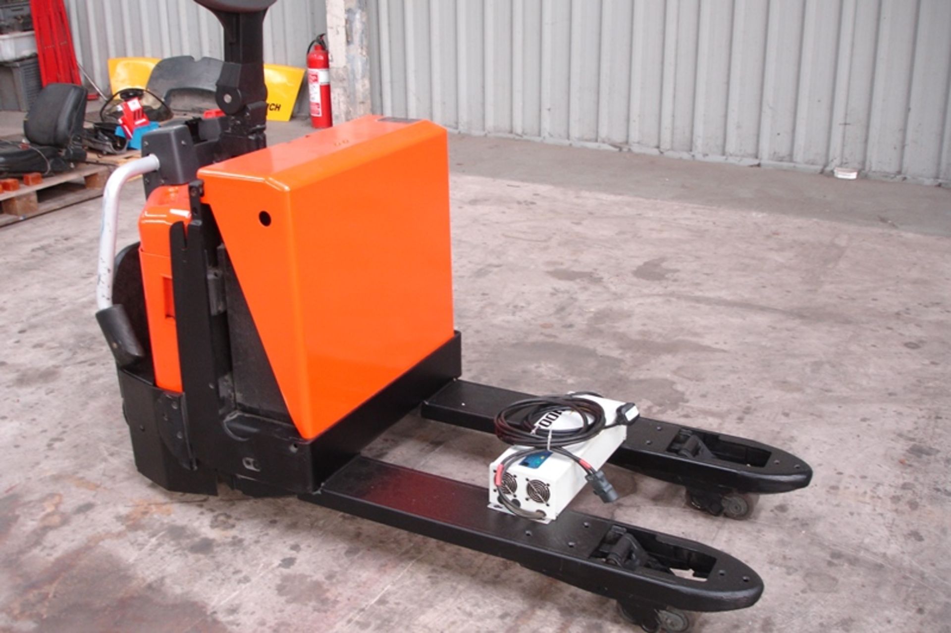 Toyota Ride On Electric Pallet Truck ( 2014 ) - Image 3 of 5