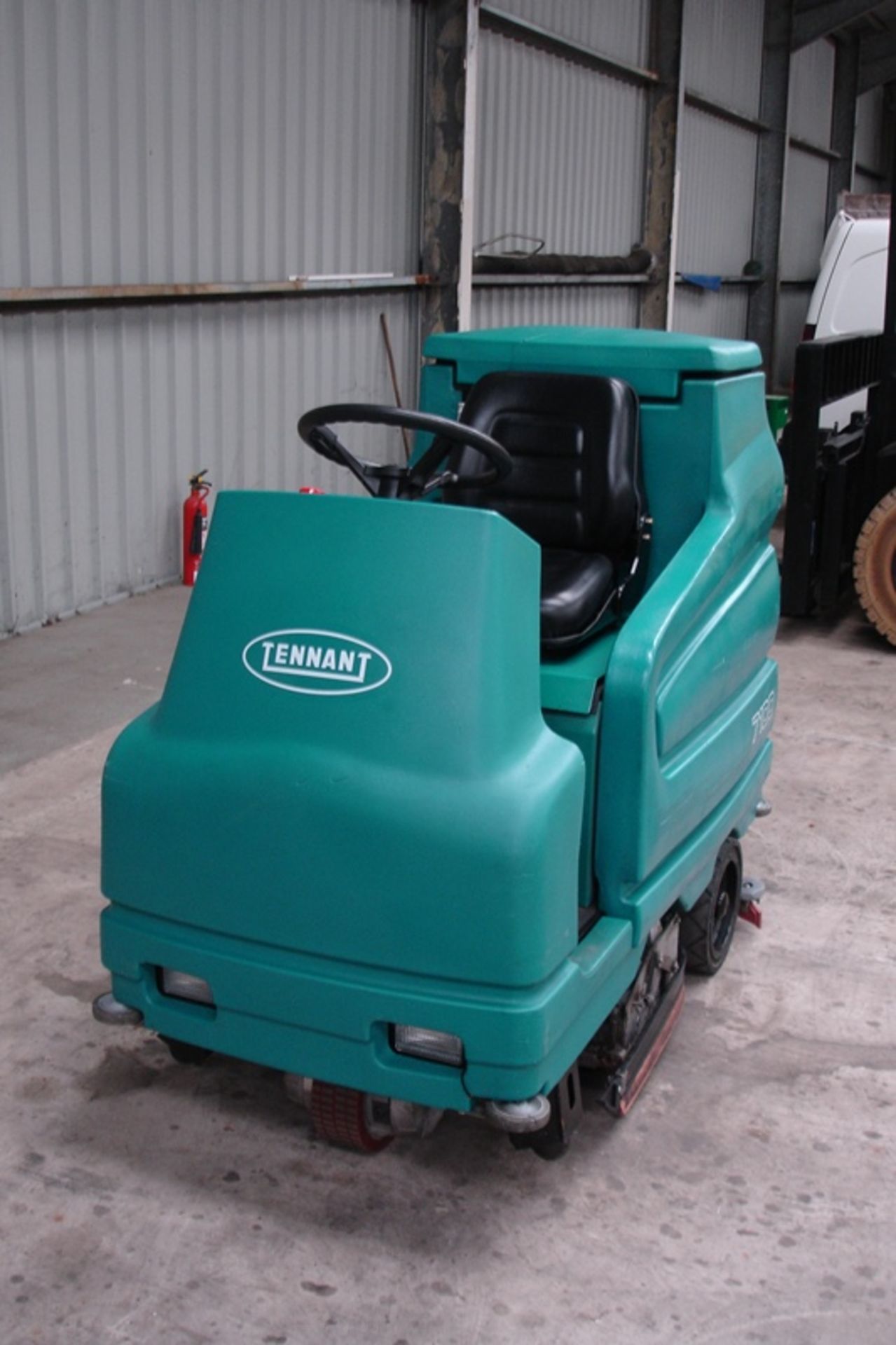 Tennant Electric Ride On Scrubber/Sweeper - Image 2 of 4