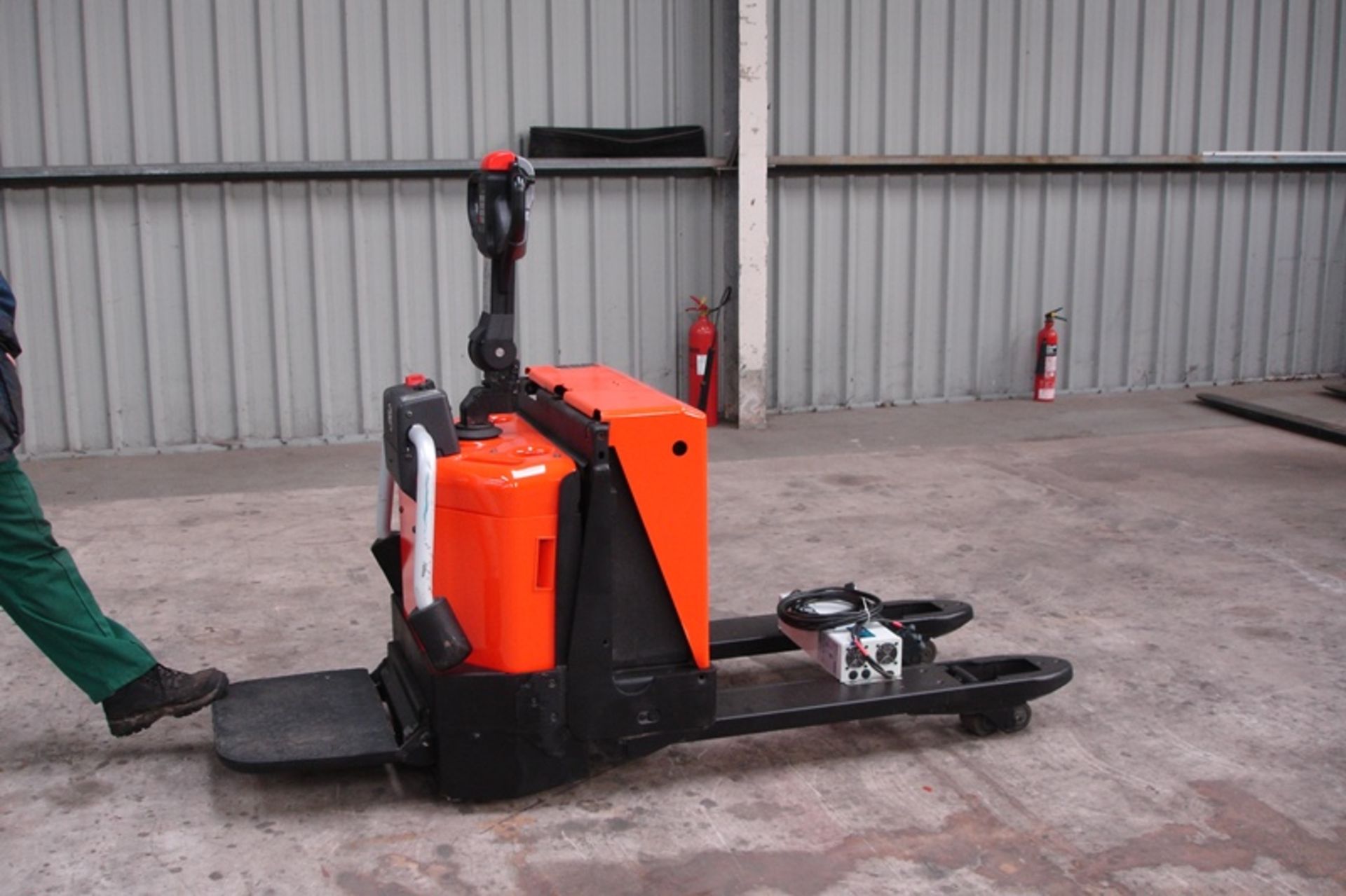 Toyota Ride On Electric Pallet Truck ( 2014 ) - Image 2 of 5